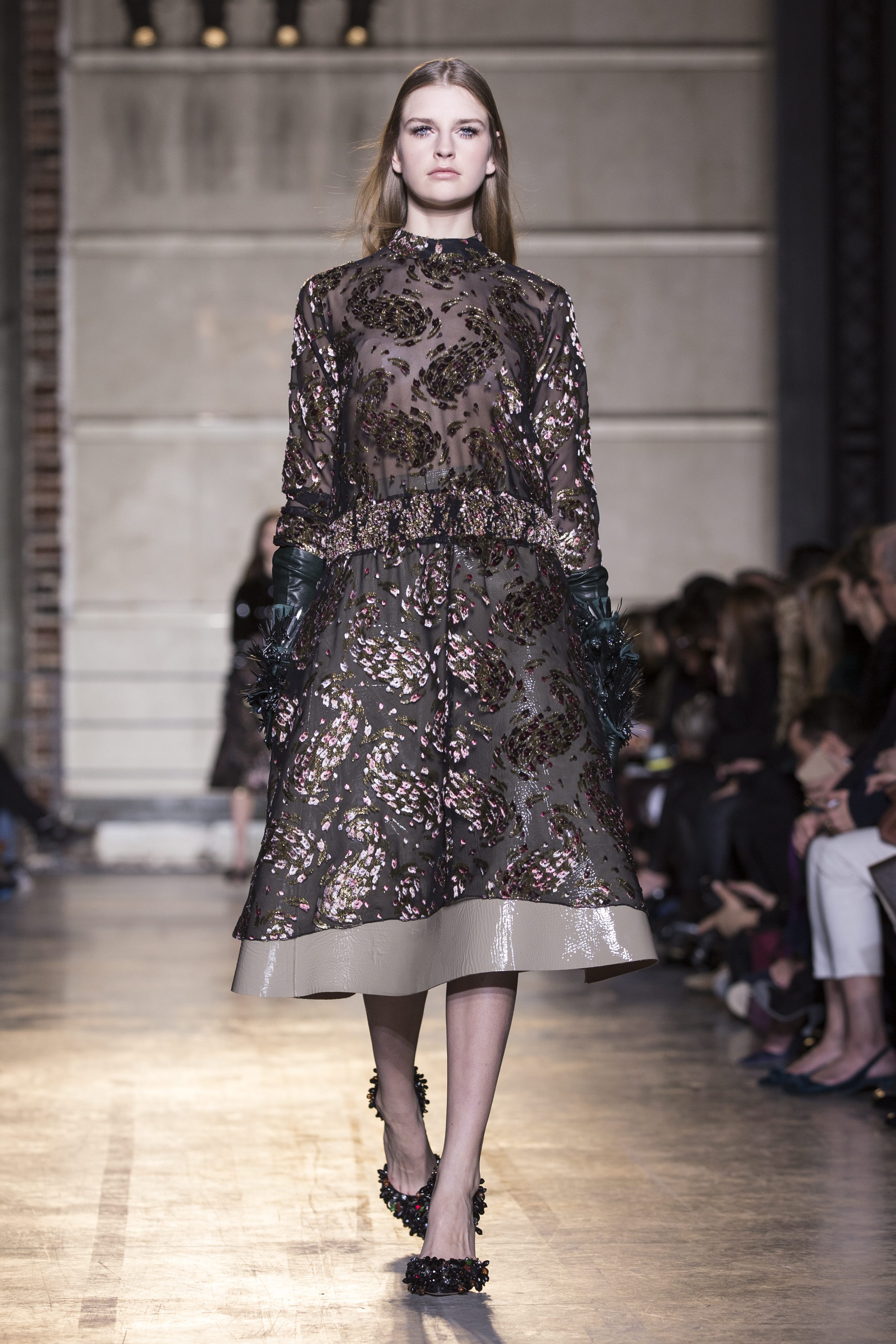 Kапризно украсени рокли от ”Роша”