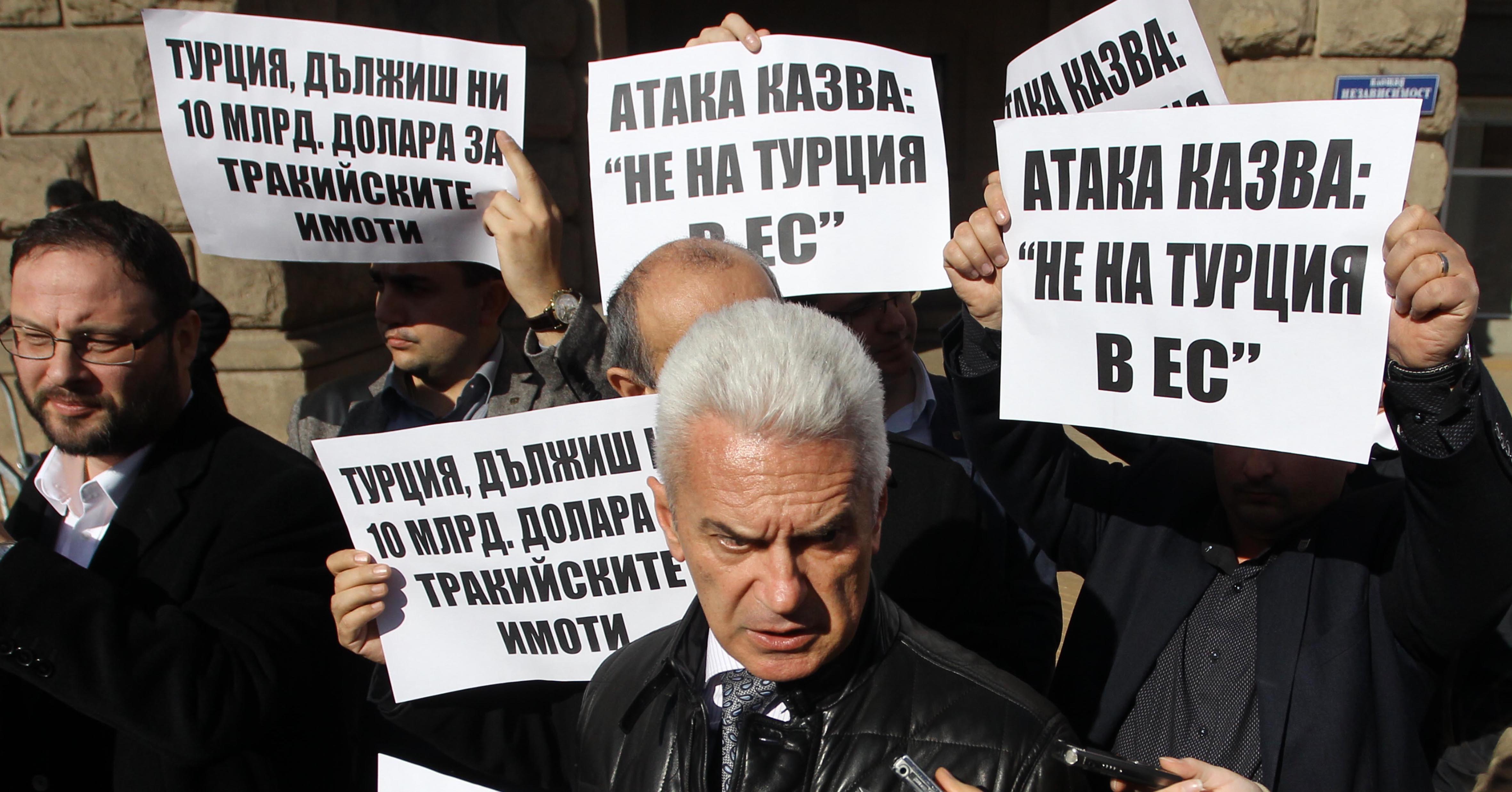 ”Атака” атакува турския външен министър Давутоглу