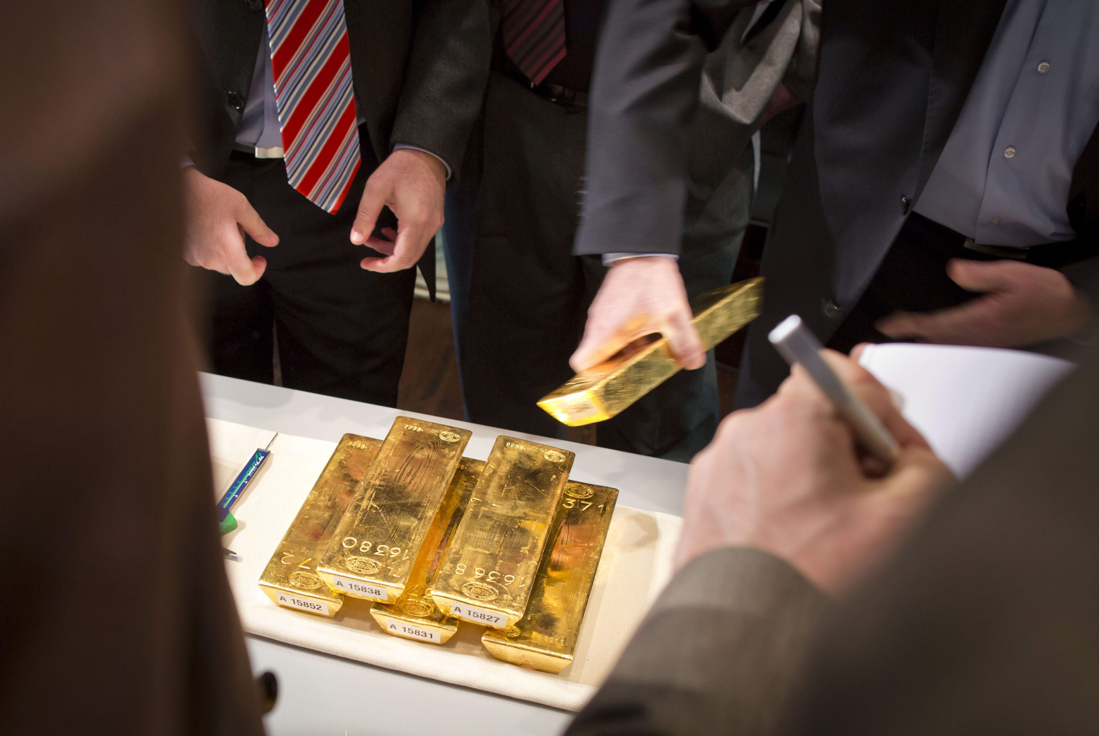 Бундесбанк връща златото в страната