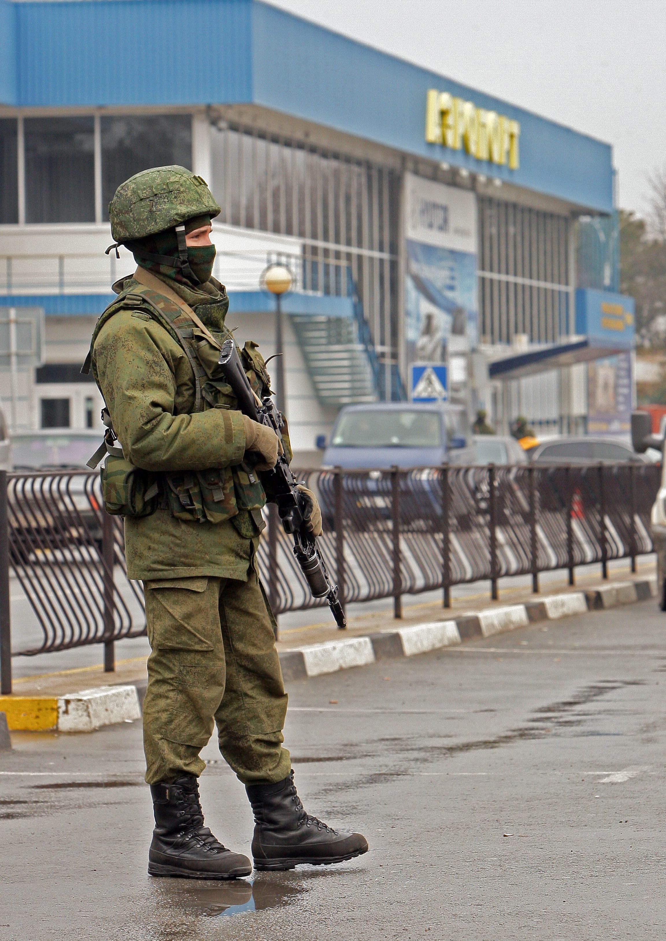 Въоръжени мъже патрулират на летище ”Белбек” в Севастопол