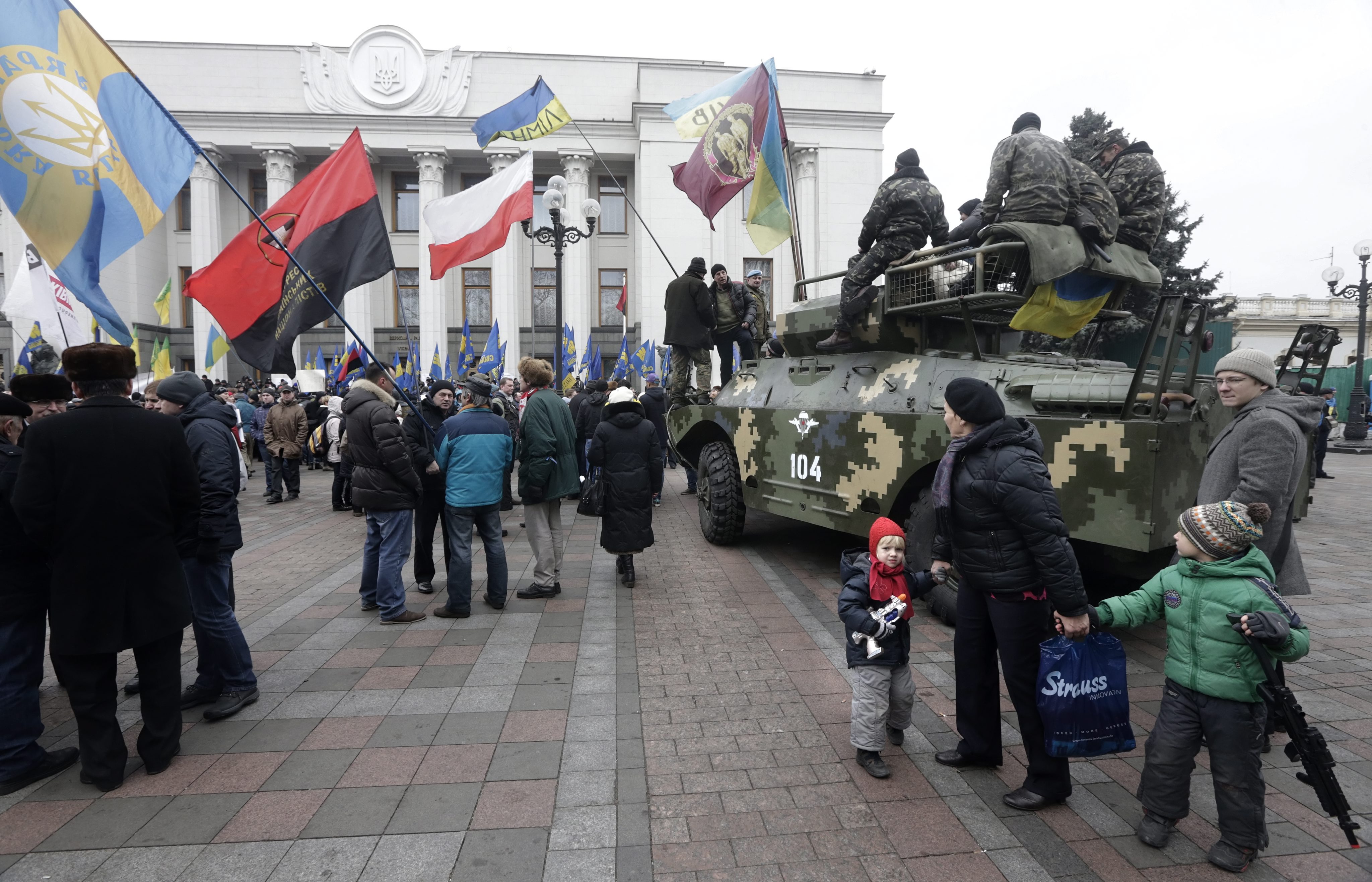 Пред парламента в Киев все още има демонстранти