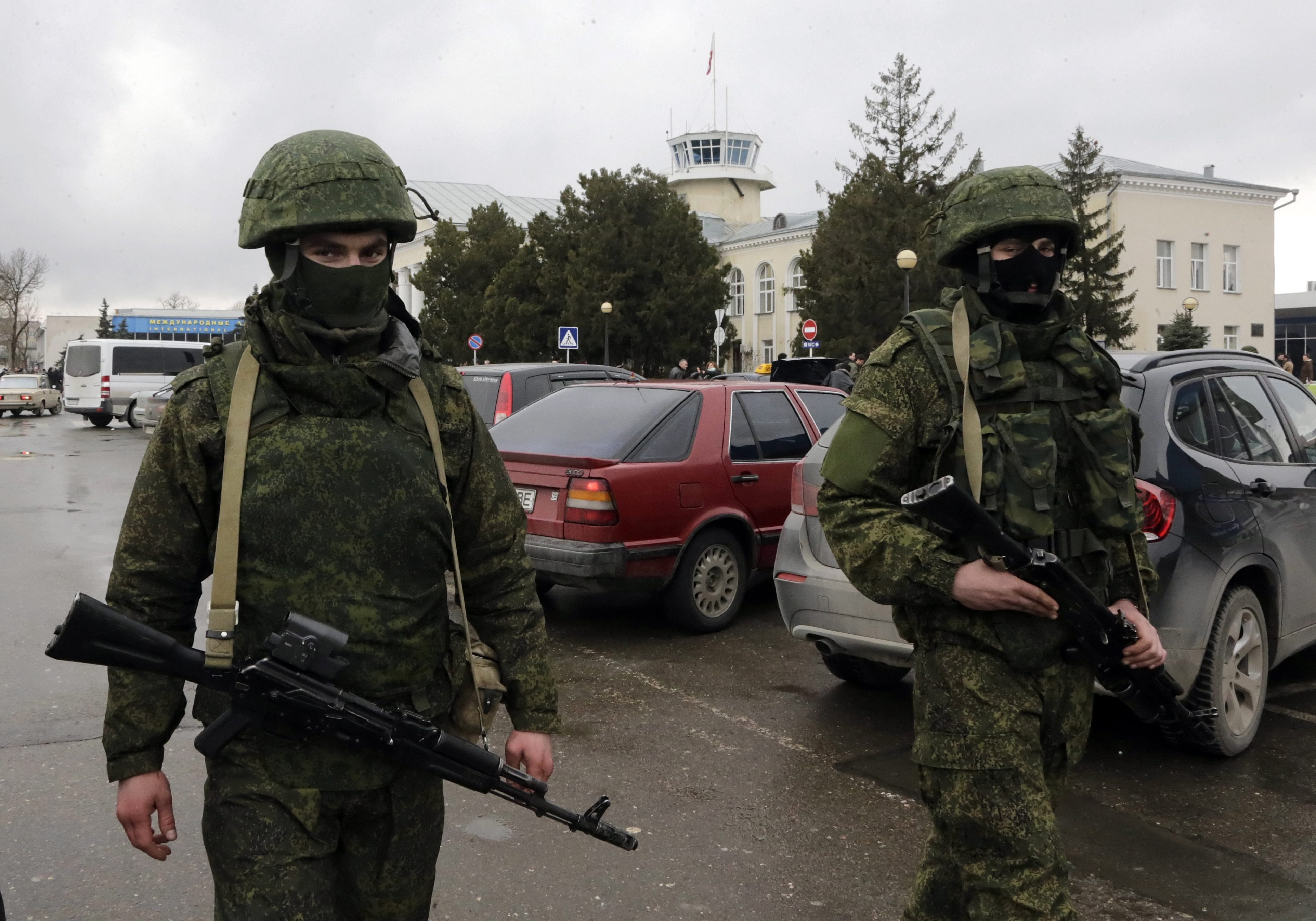 Неидентифицирани въоръжени лица патрулират в Симферопол