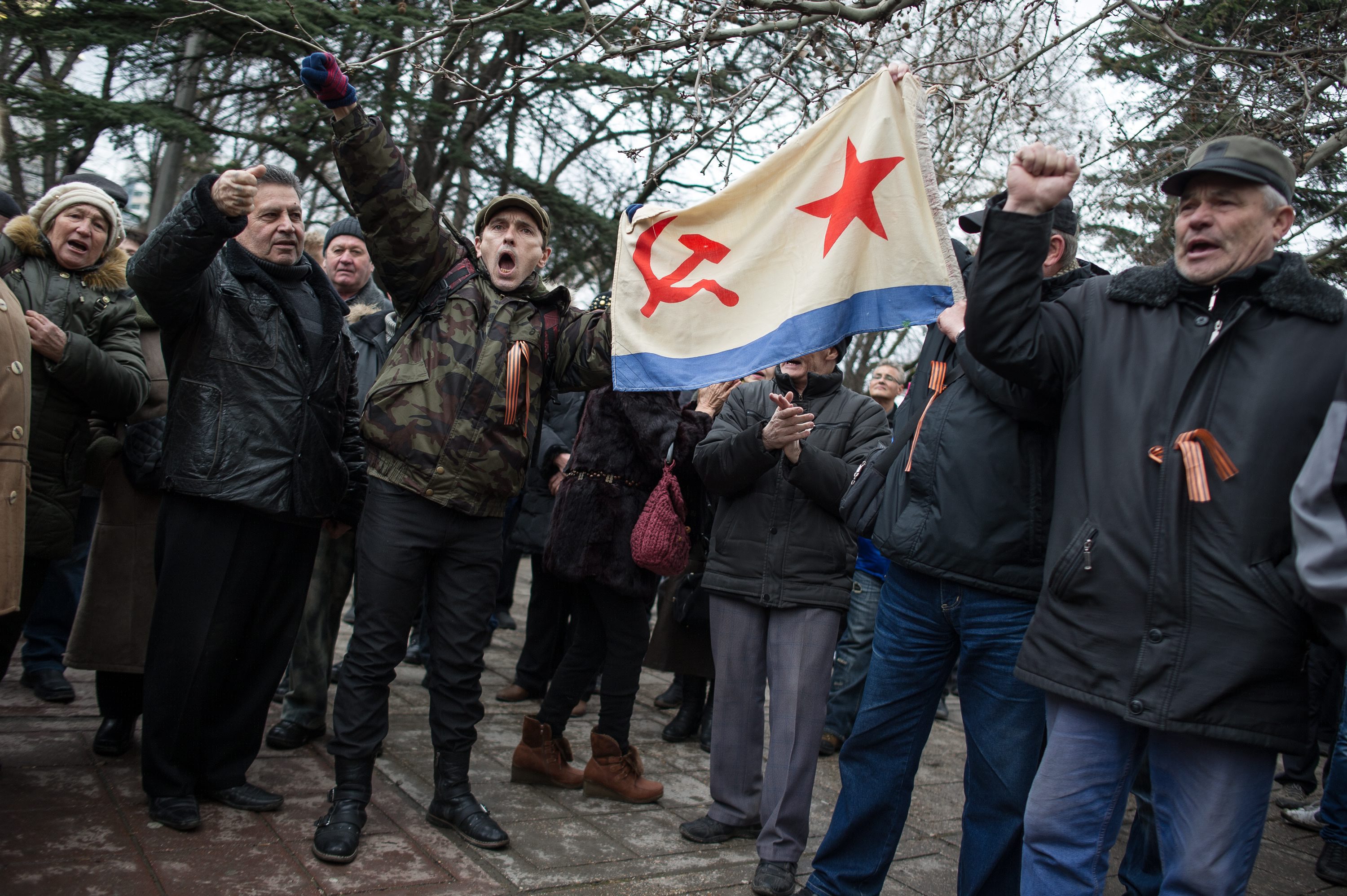 Проруски активисти развяват флаг със съветски символи