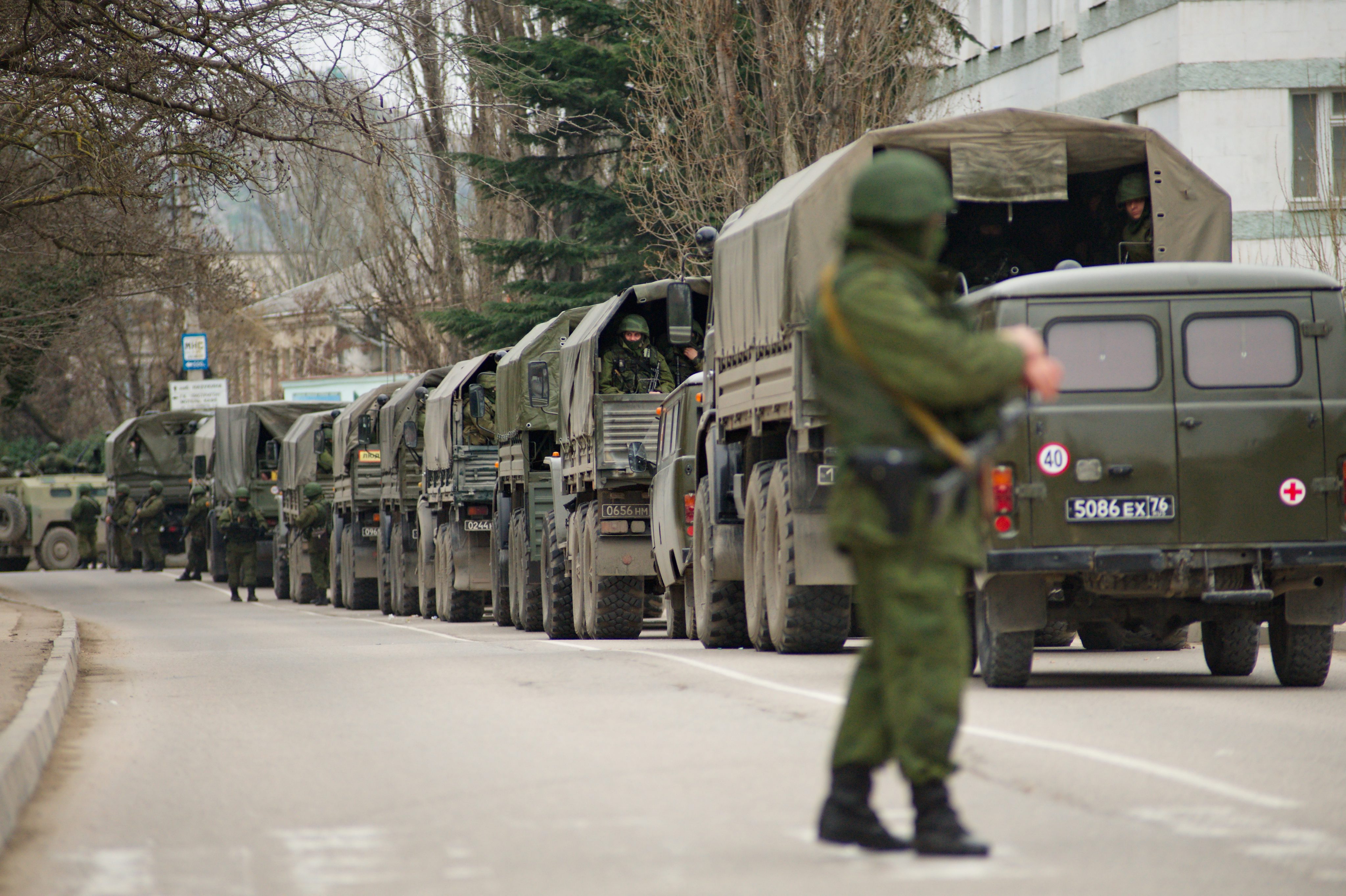 Украйна мобилизира запасняци, призова за помощ срещу Русия