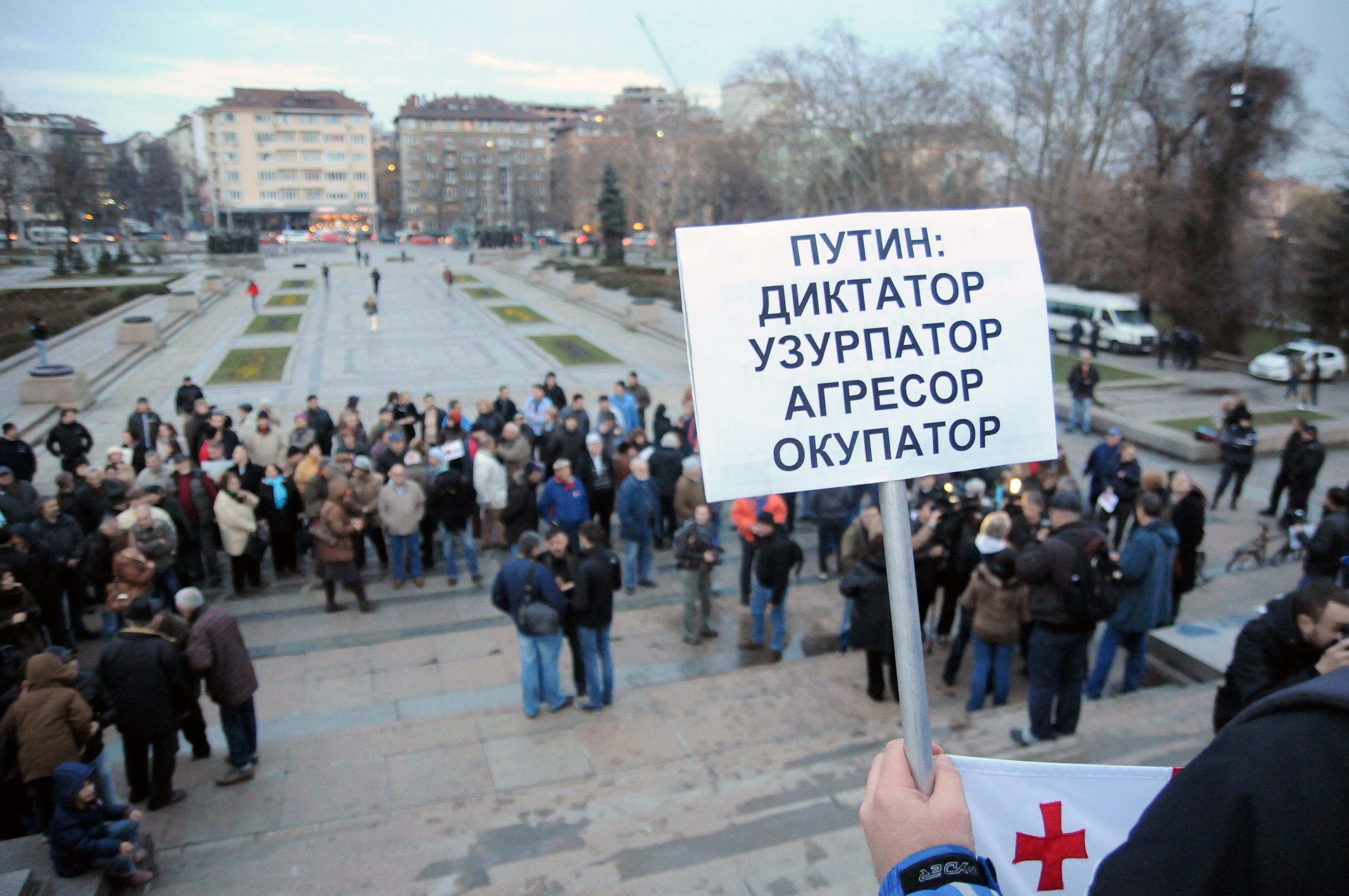 Протестиращи искат демонтиране Паметника на съветската армия