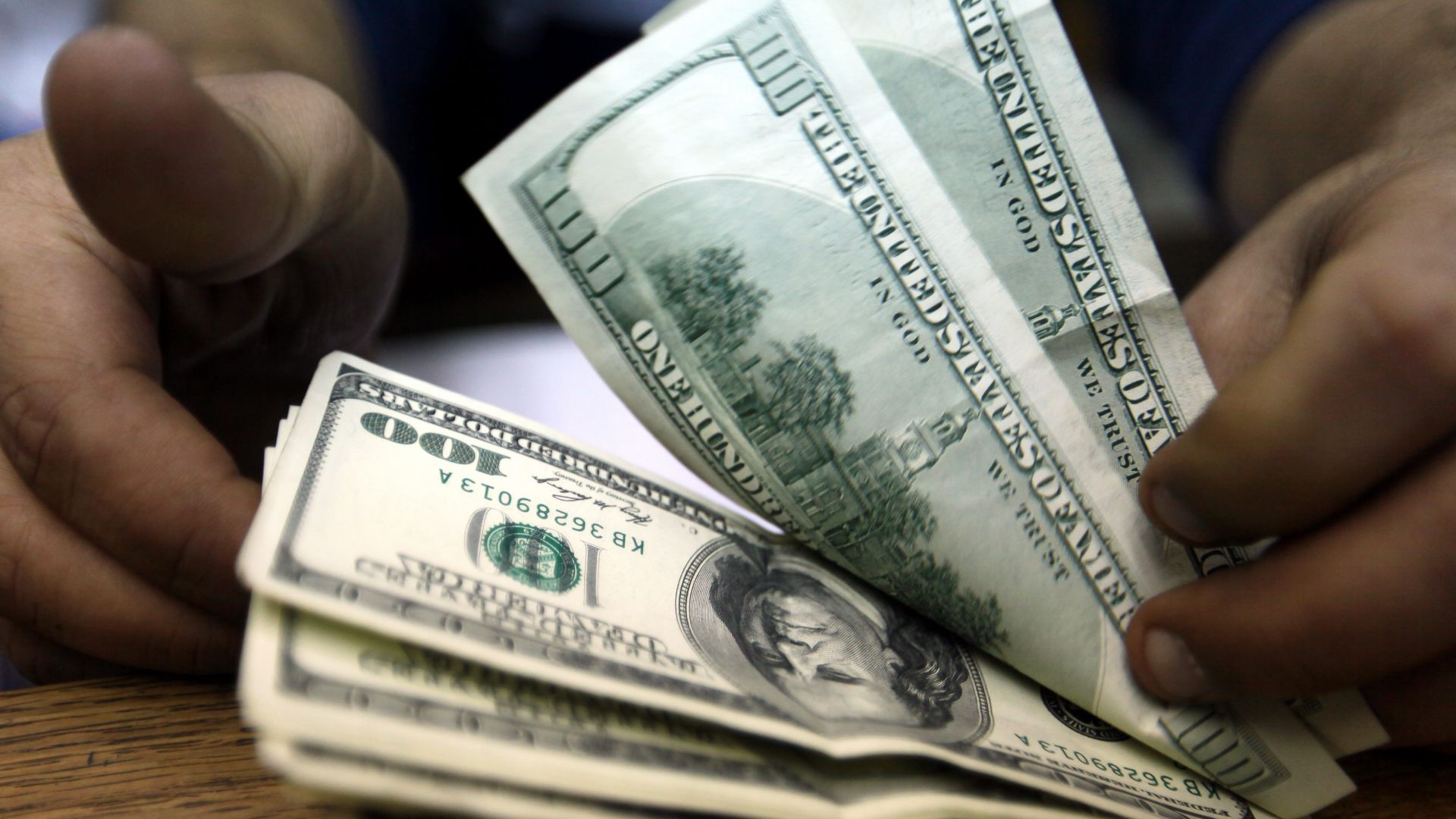 Доларът се обезценява спрямо основните световни валути в понеделник