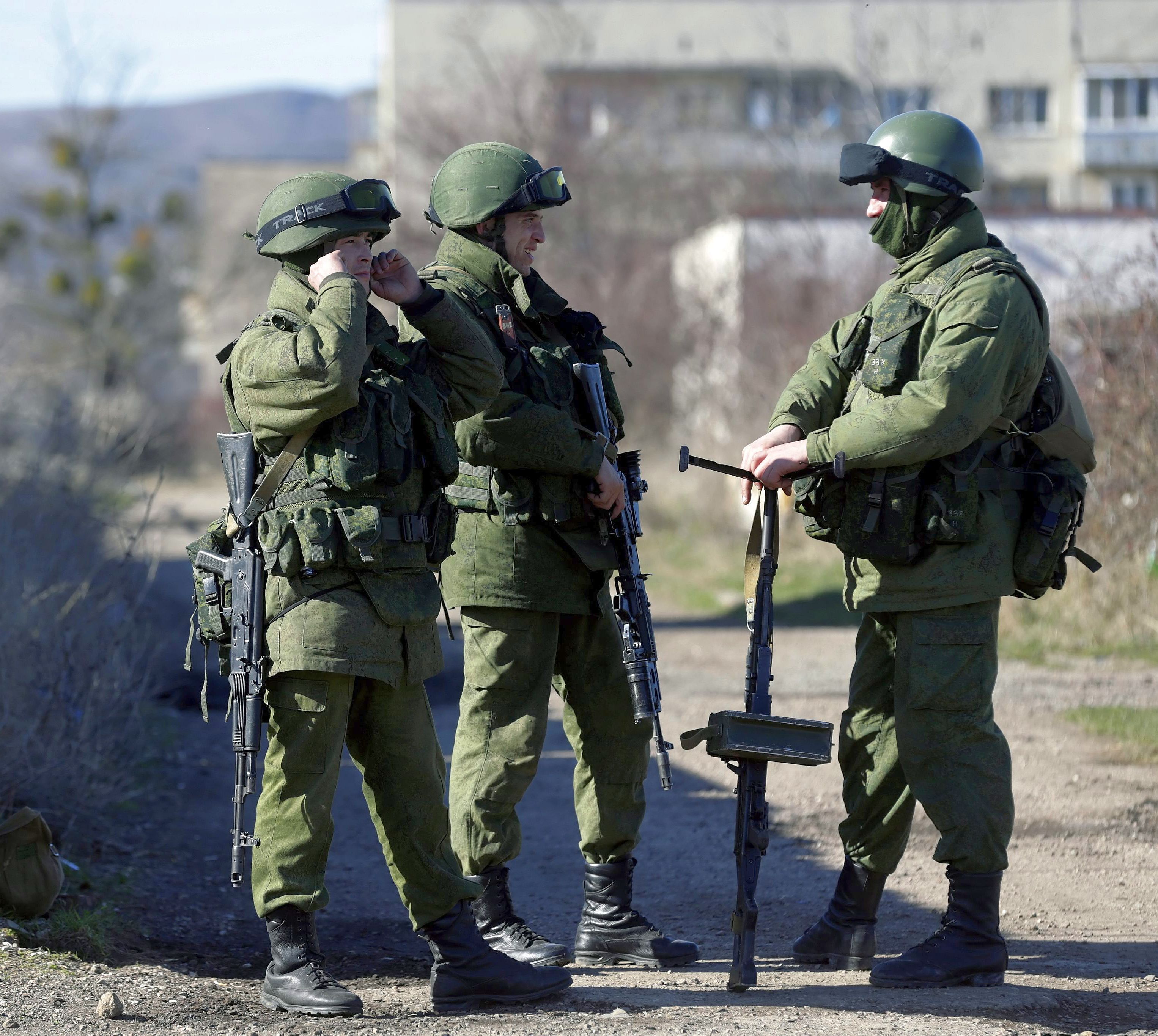 Напрежение между руски и украински военни в Крим (снимки)