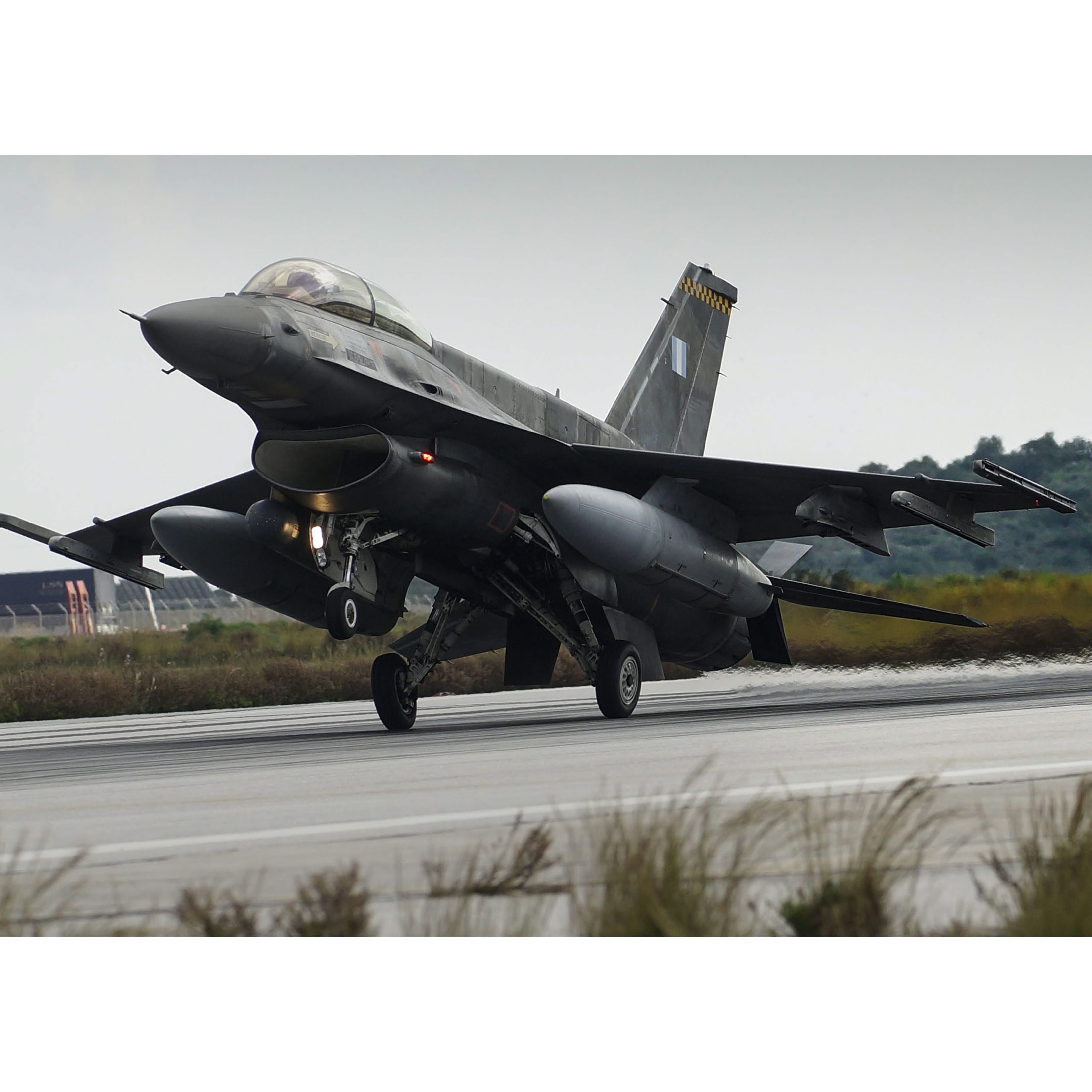 11 загинали и много ранени след падане на гръцки F-16
