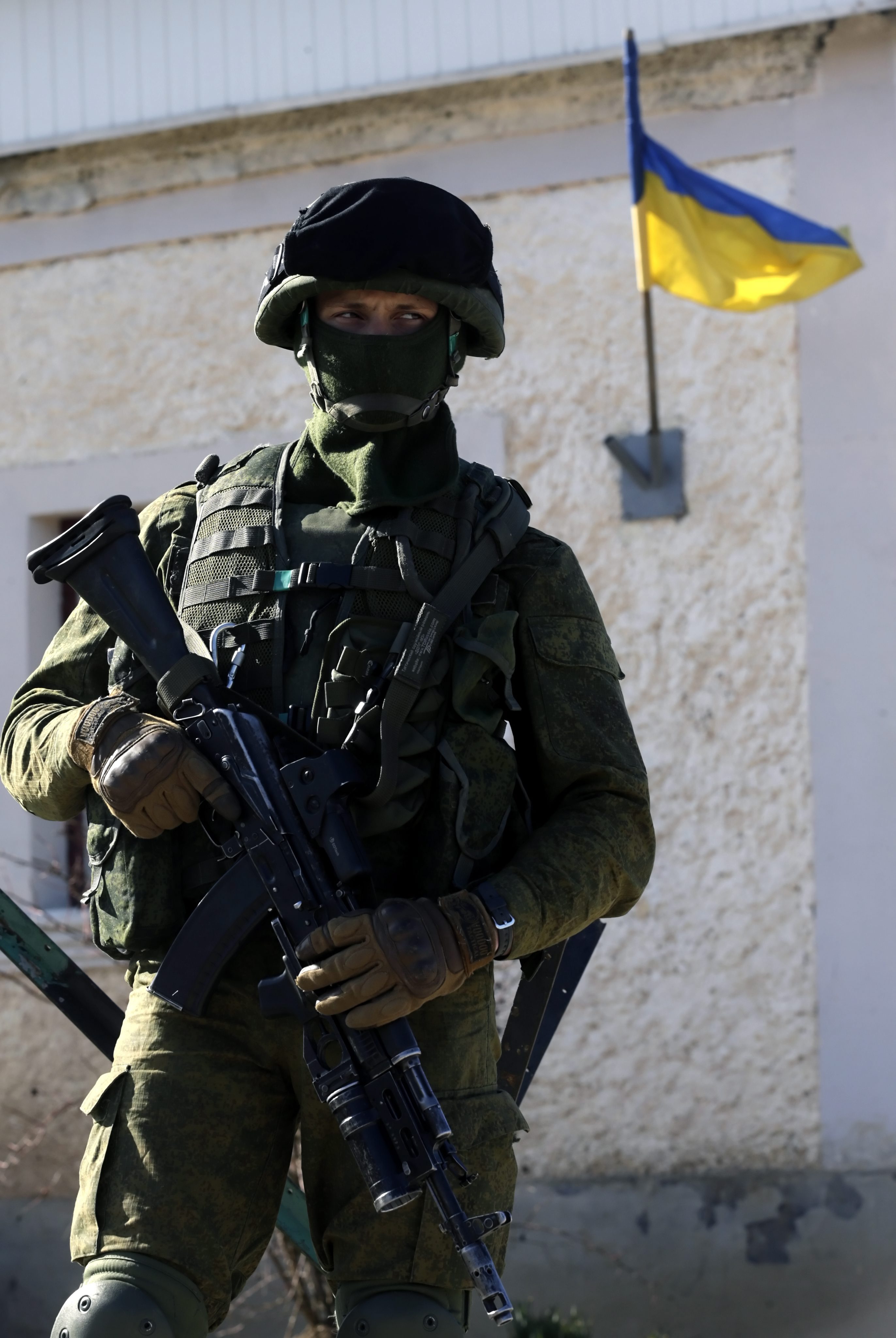 Войници без отличителни знаци, за които се смята, че са руски военни ...