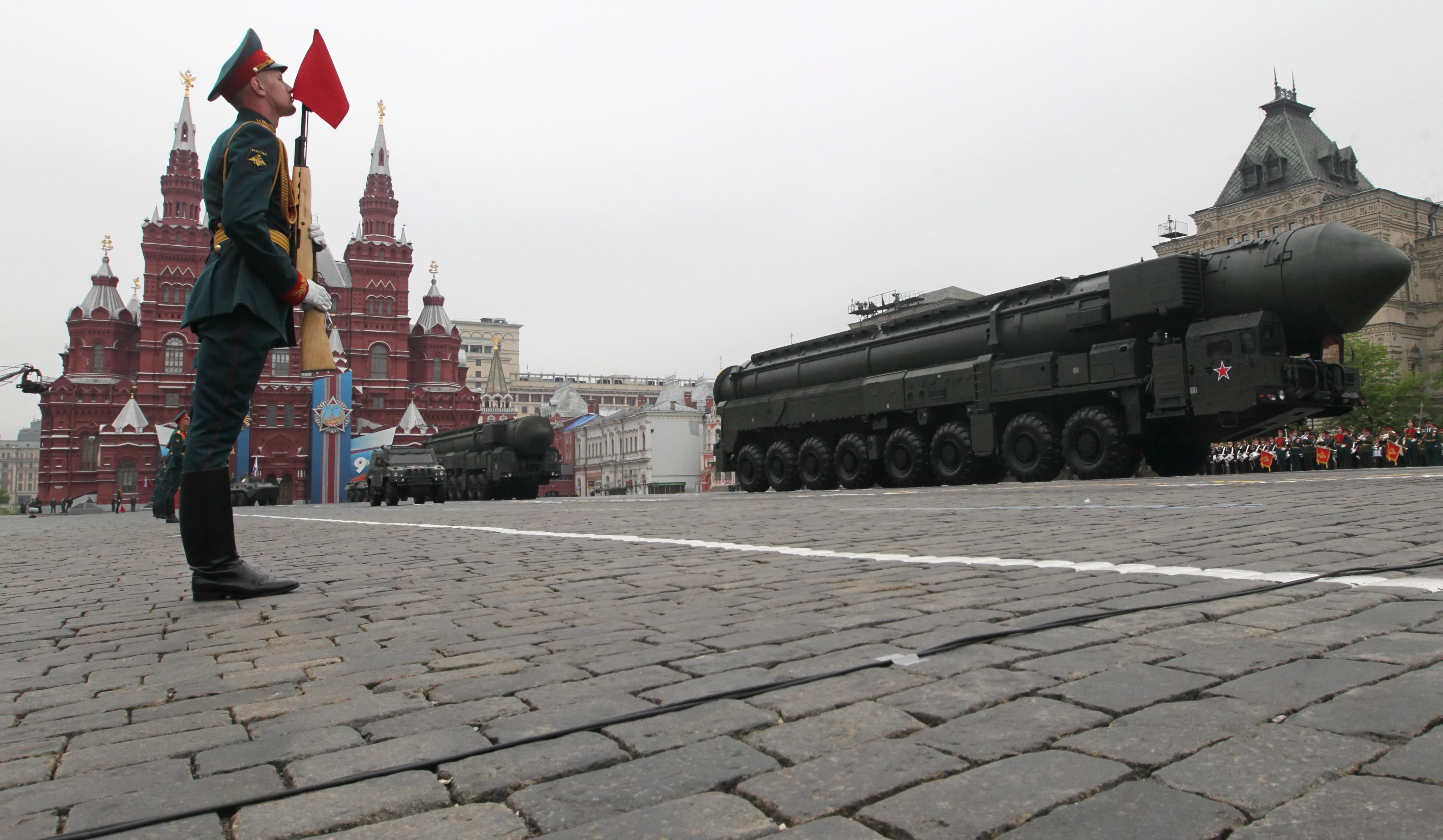 Русия изстреля пробно балистични ракети под надзора на Путин