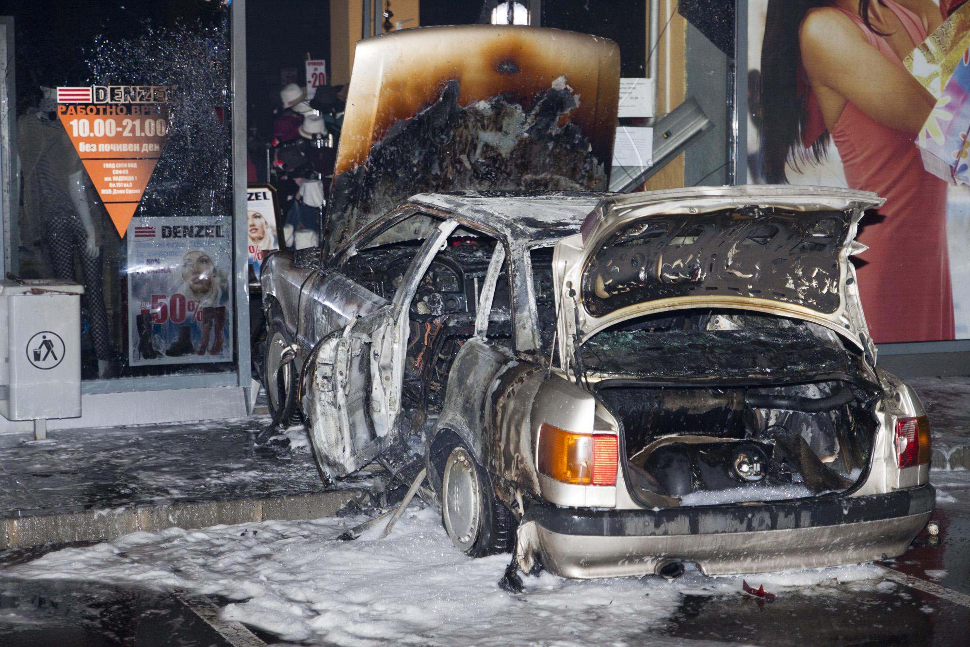 Мъж се заби с крадена кола в магазин (снимки)