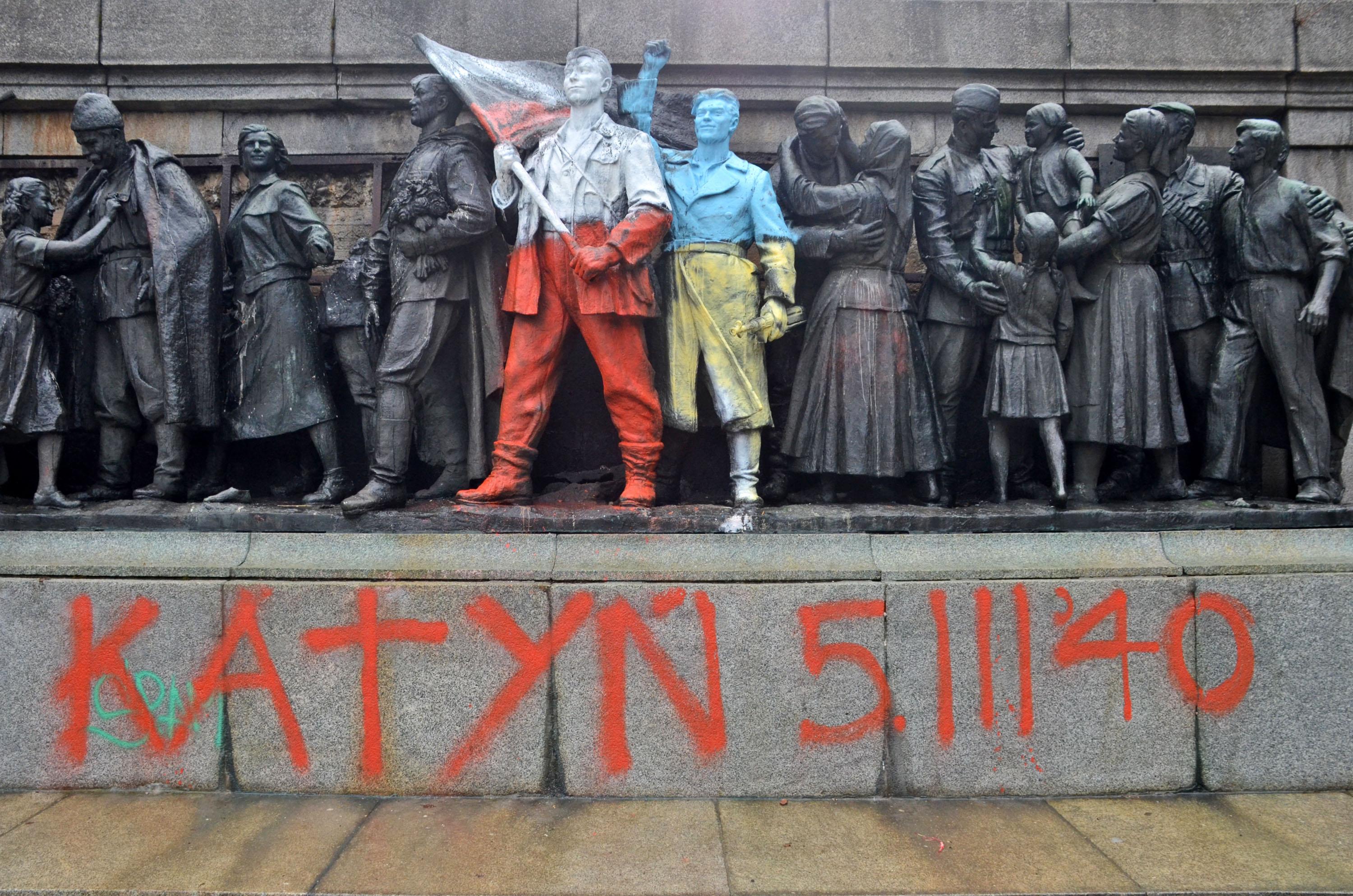 Годишнина на Катинското клане отбелязана с графити (снимки)
