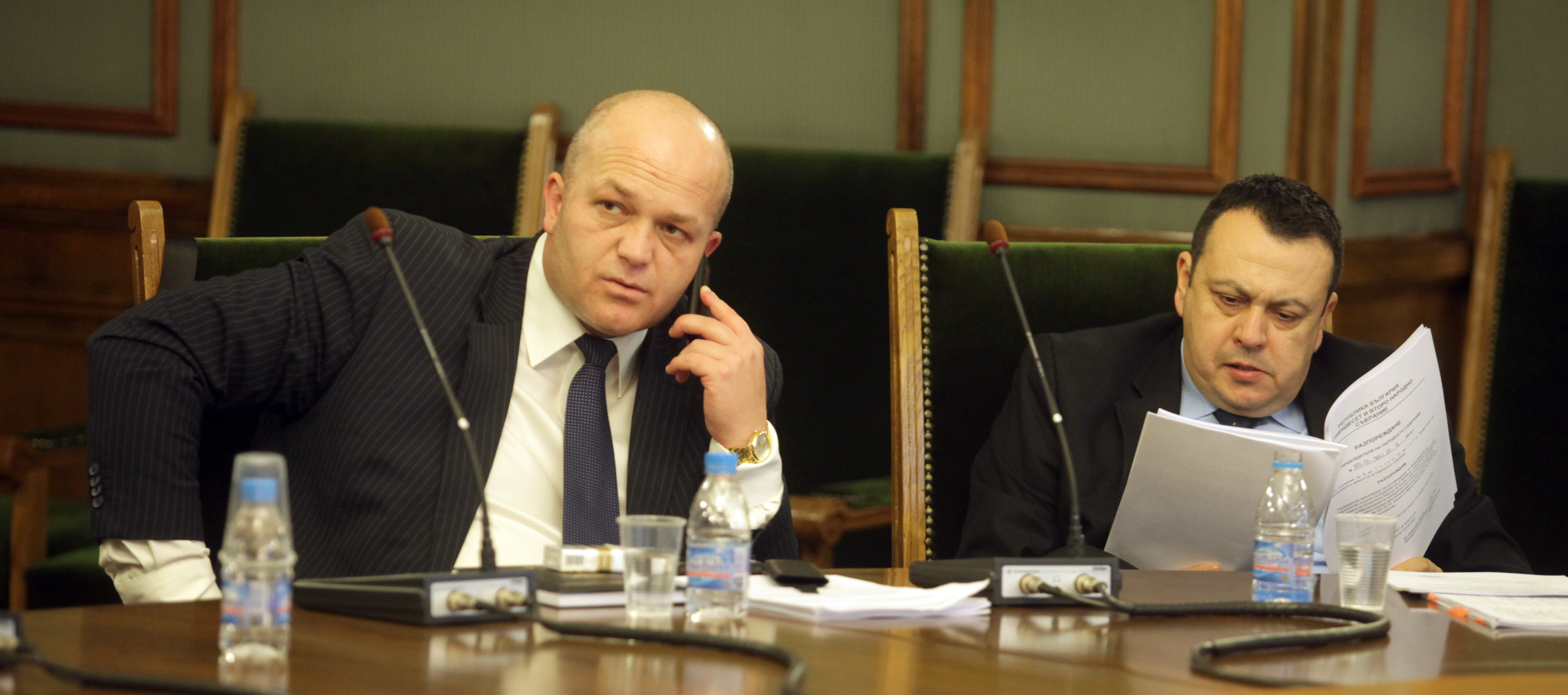Депутат от ДПС наказан за неприличен жест в парламента