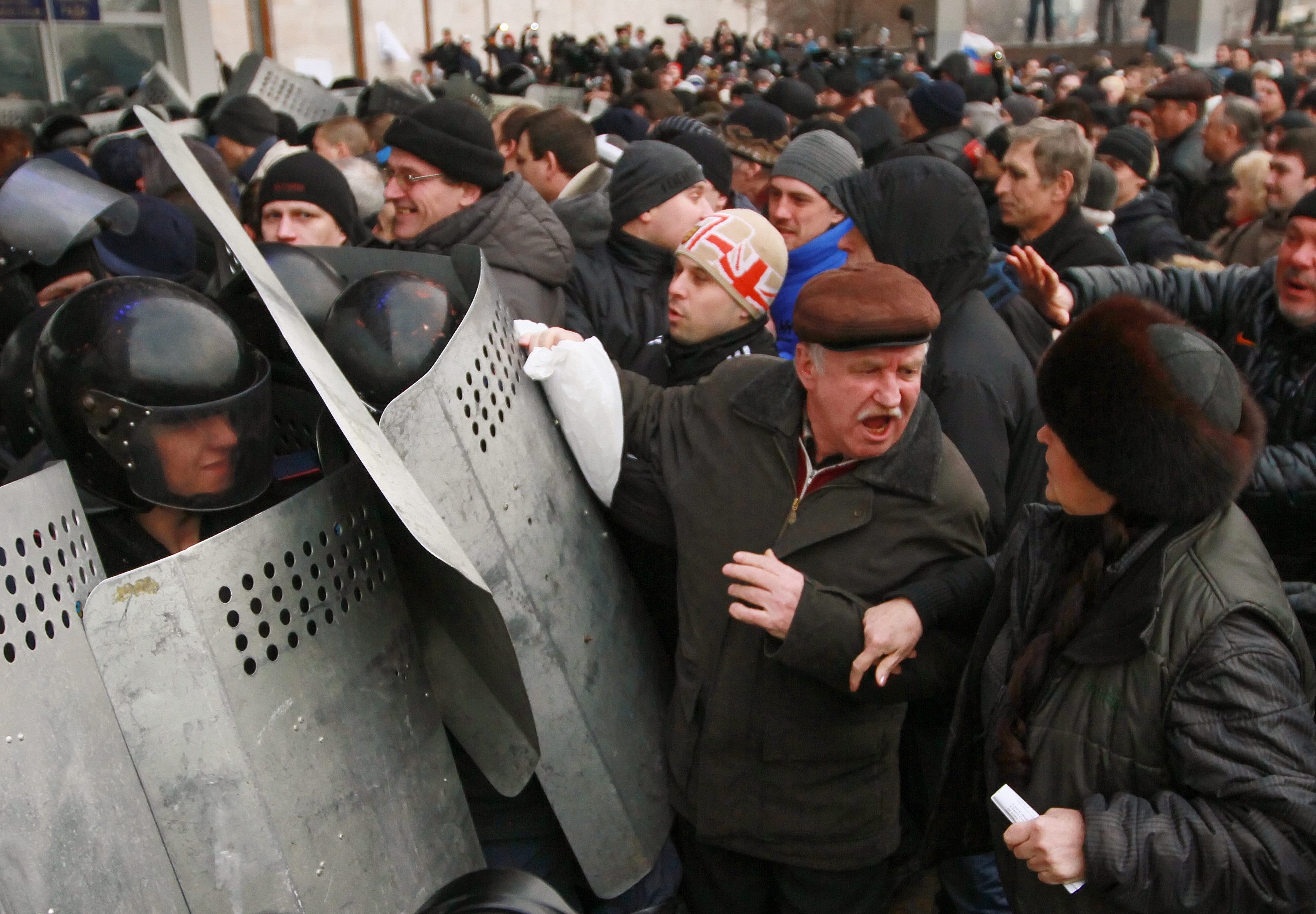 10 души ранени, 70 задържани при сблъсъци в Донецк (снимки)