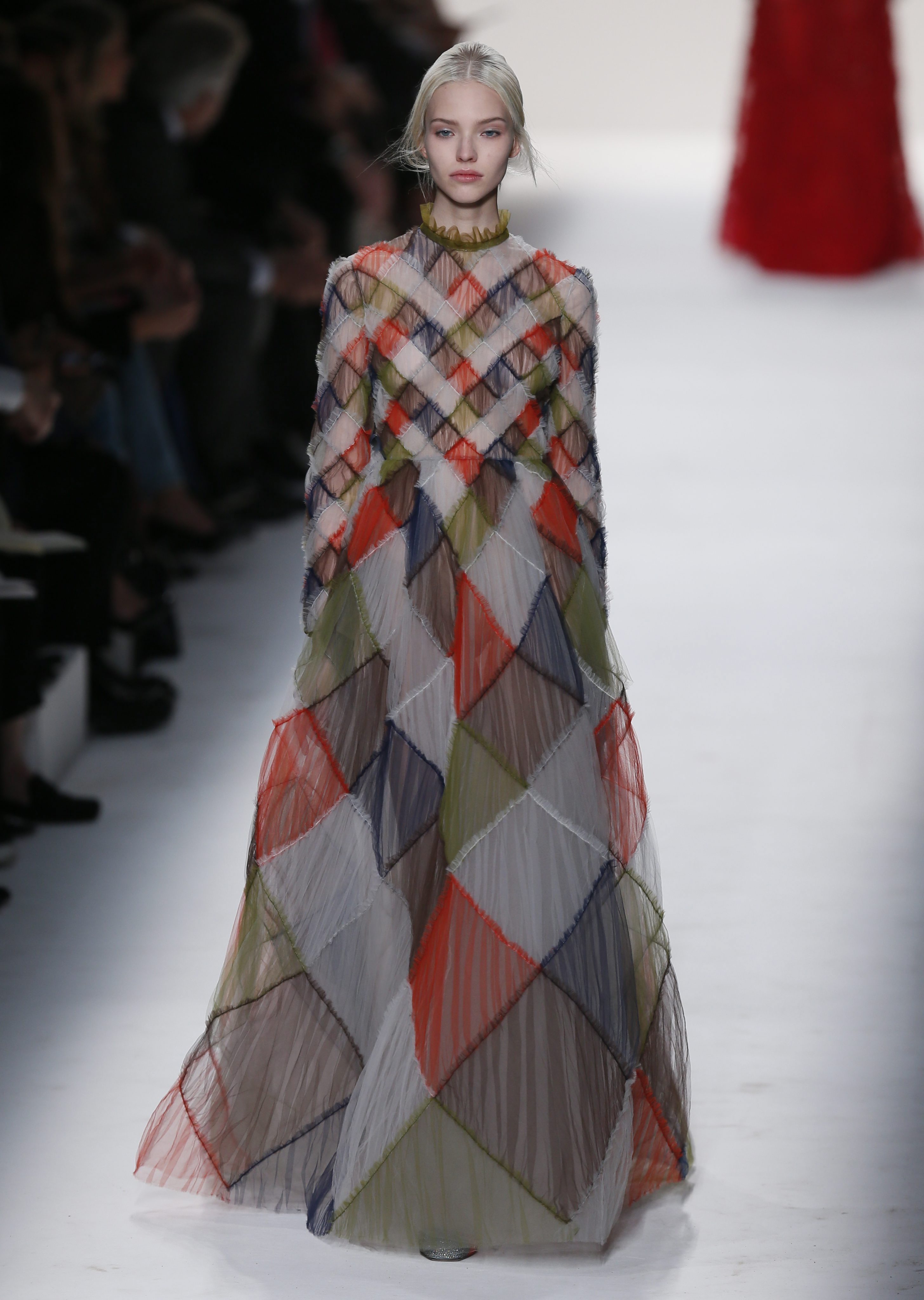 Ефирни материи и женствен силует от ”Valentino”