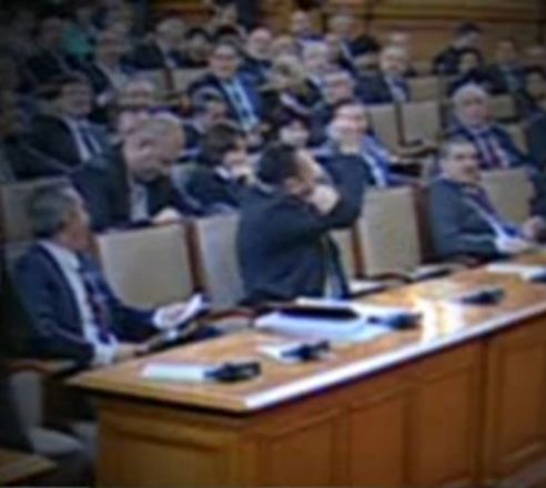 Вижте неприличния жест на депутата Хамид
