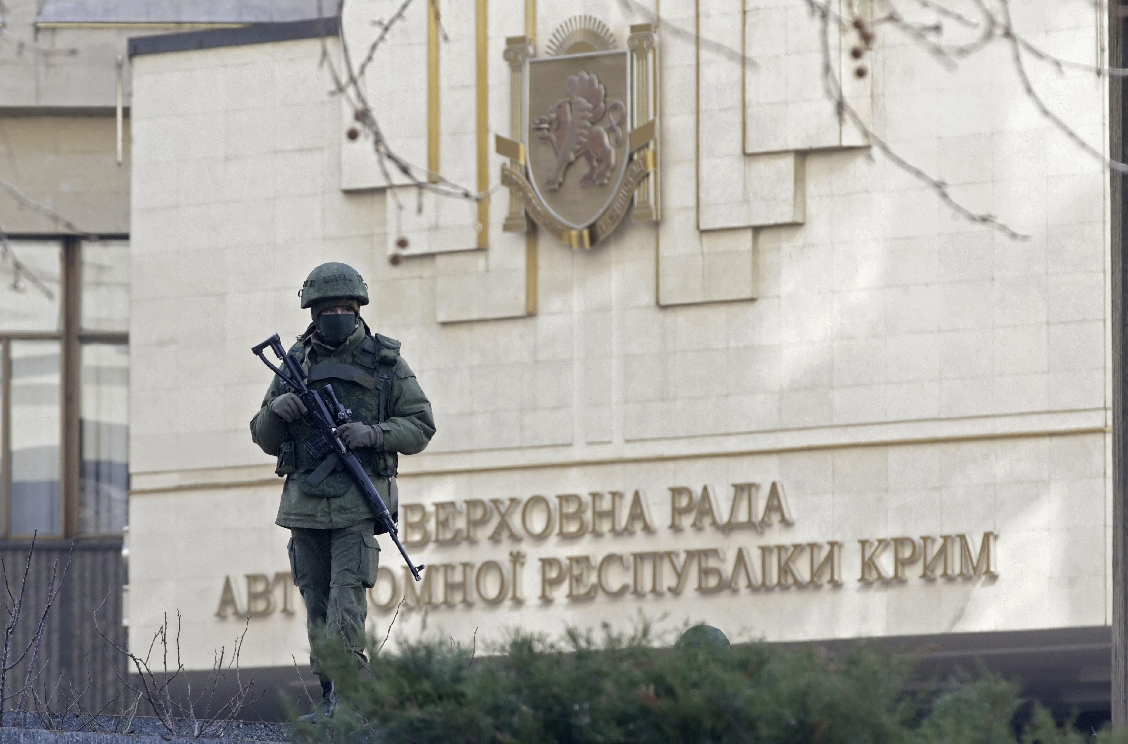Войник на пост пред парламента в Крим