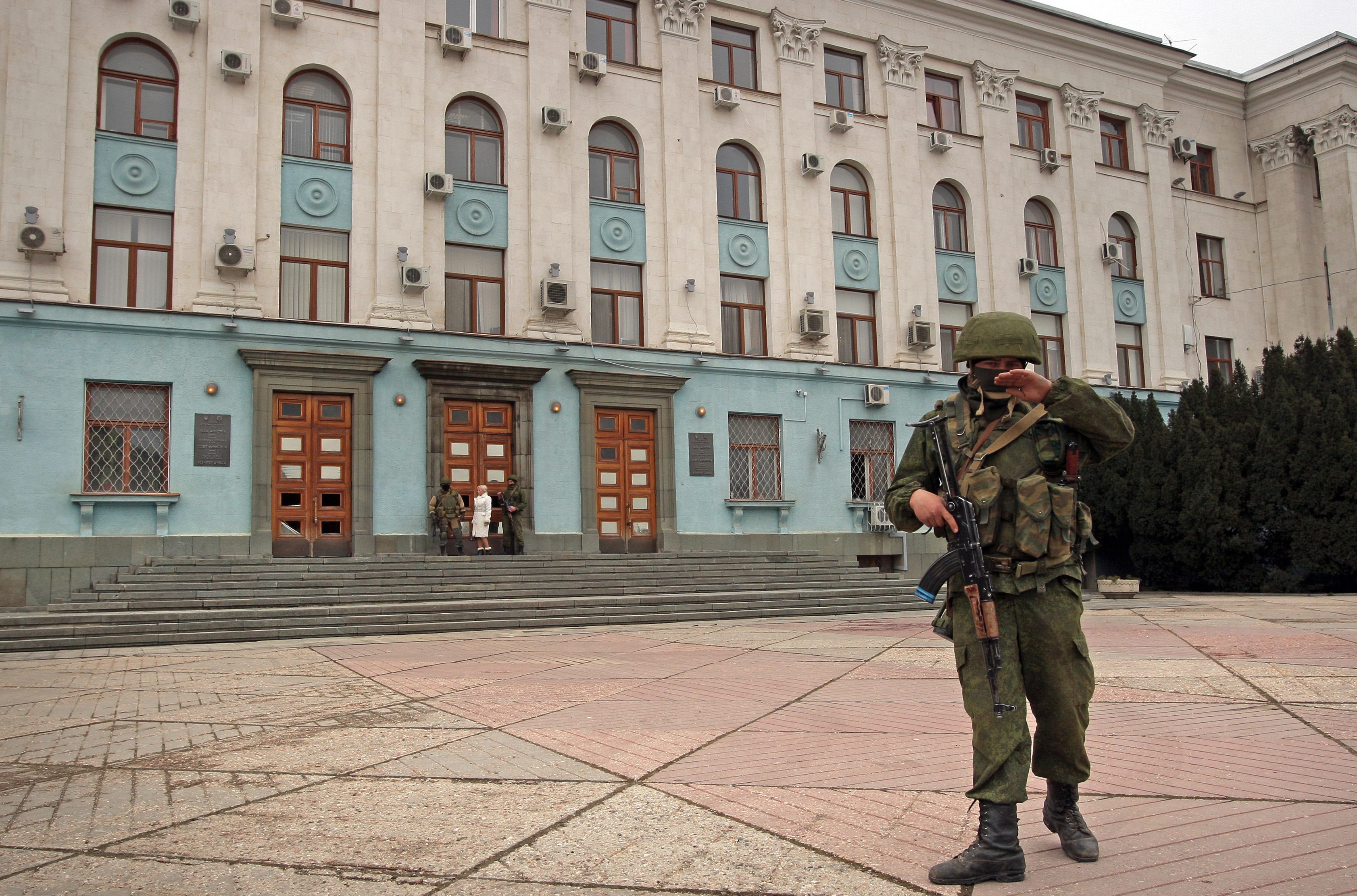 Войник на пост пред сградата на министерския съвет в Крим