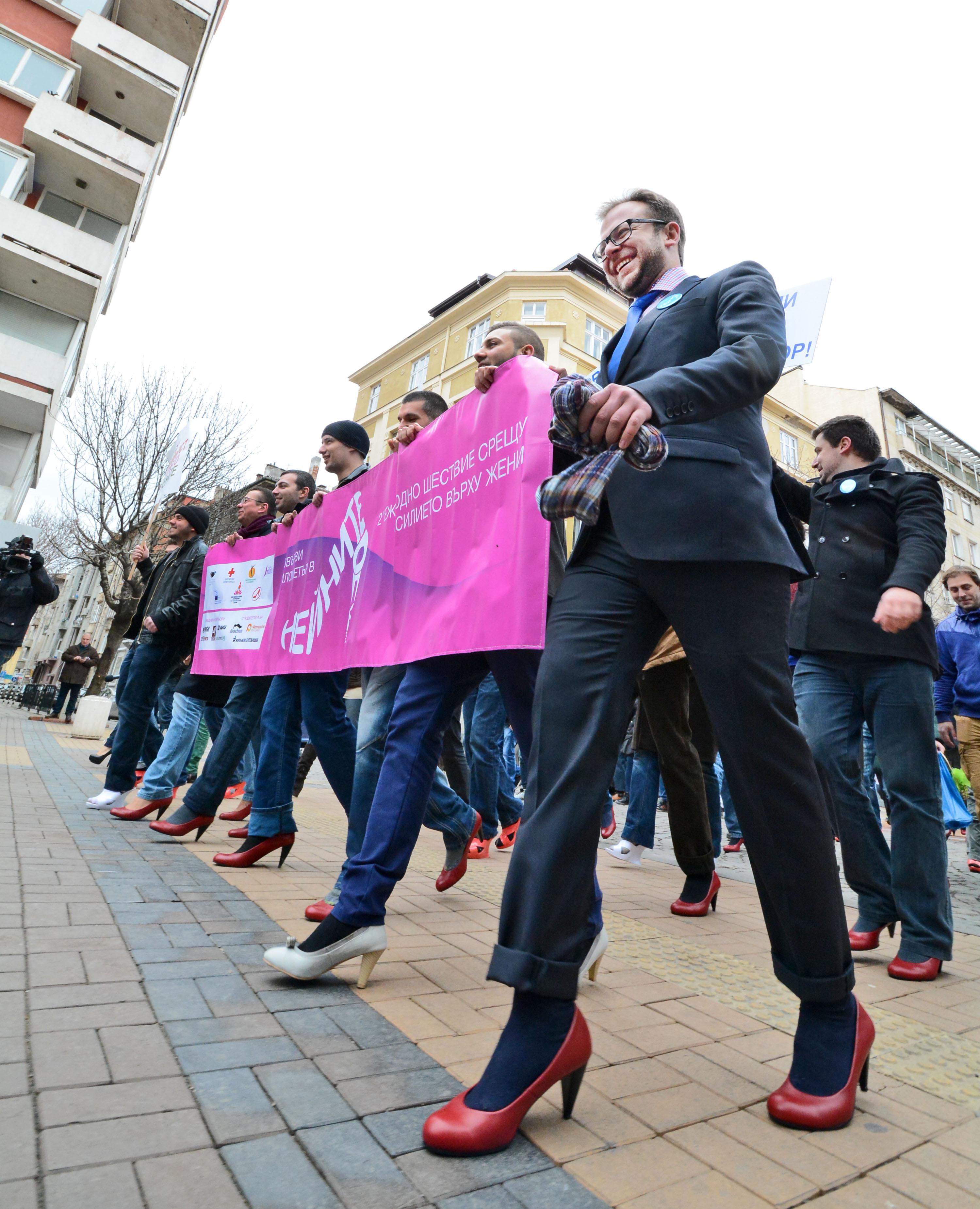 Мъже, обути в дамски обувки, привлякоха за поредна година общественото внимание върху насилието над жени