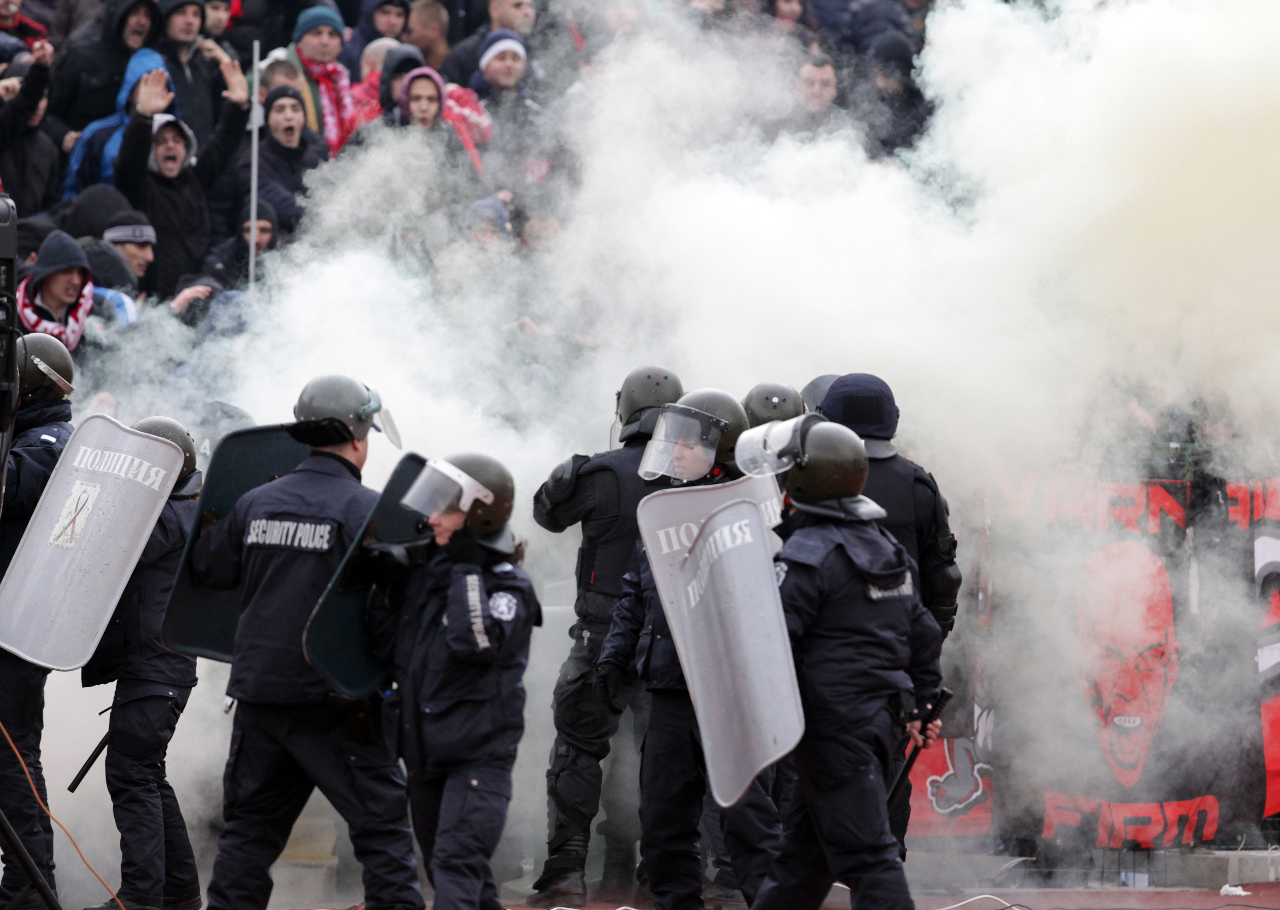 Сблъсъци между фенове и полиция на мача между ЦСКА и Левски