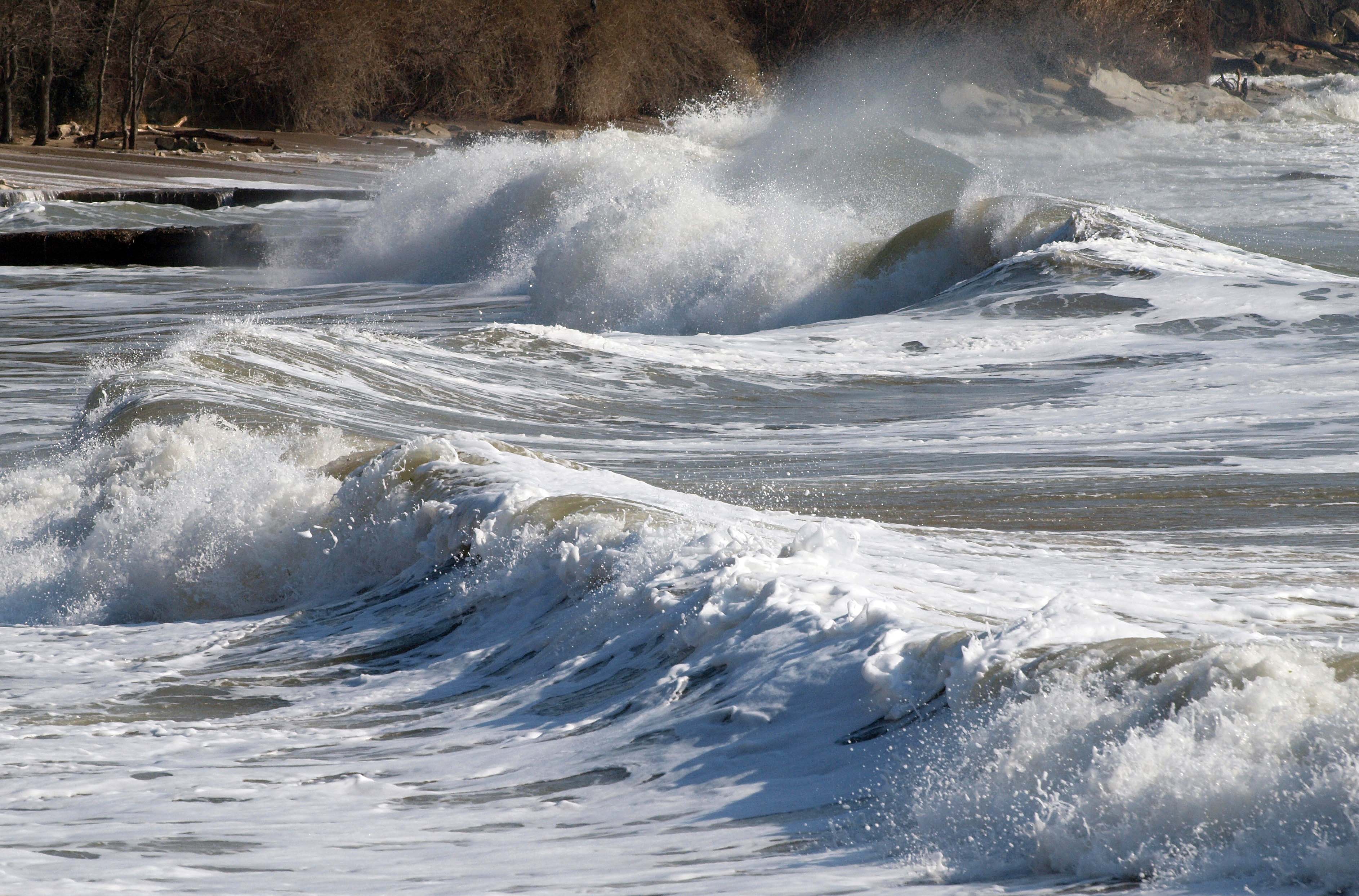 Огромни вълни заливат плажната ивица във Варна