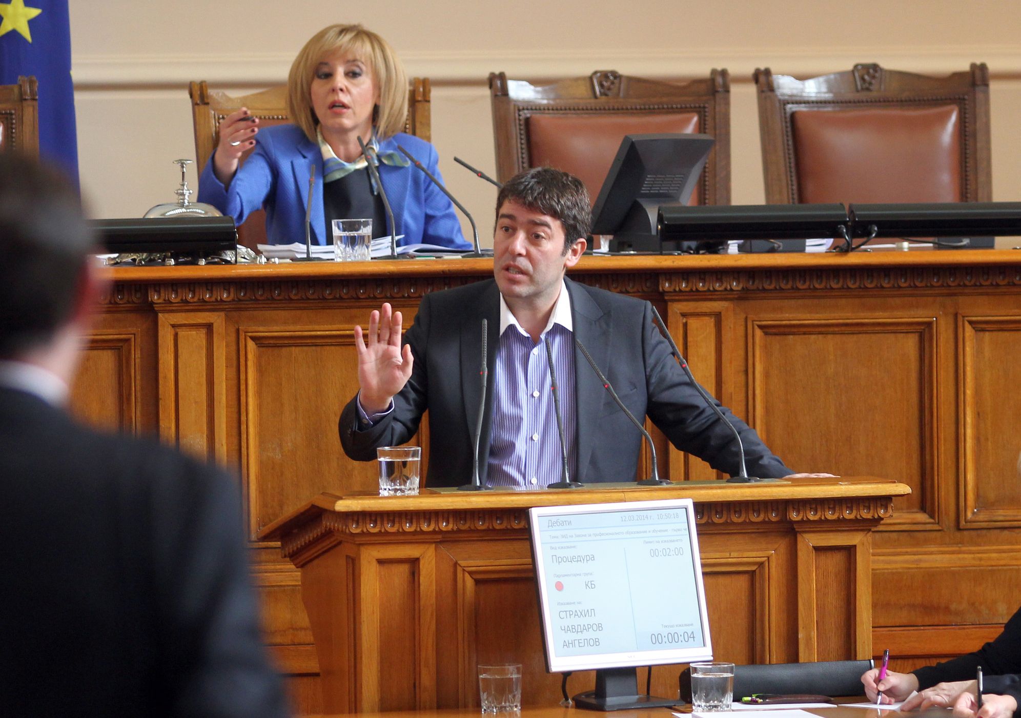 Напрежение в парламента заради отложен вот от Манолова