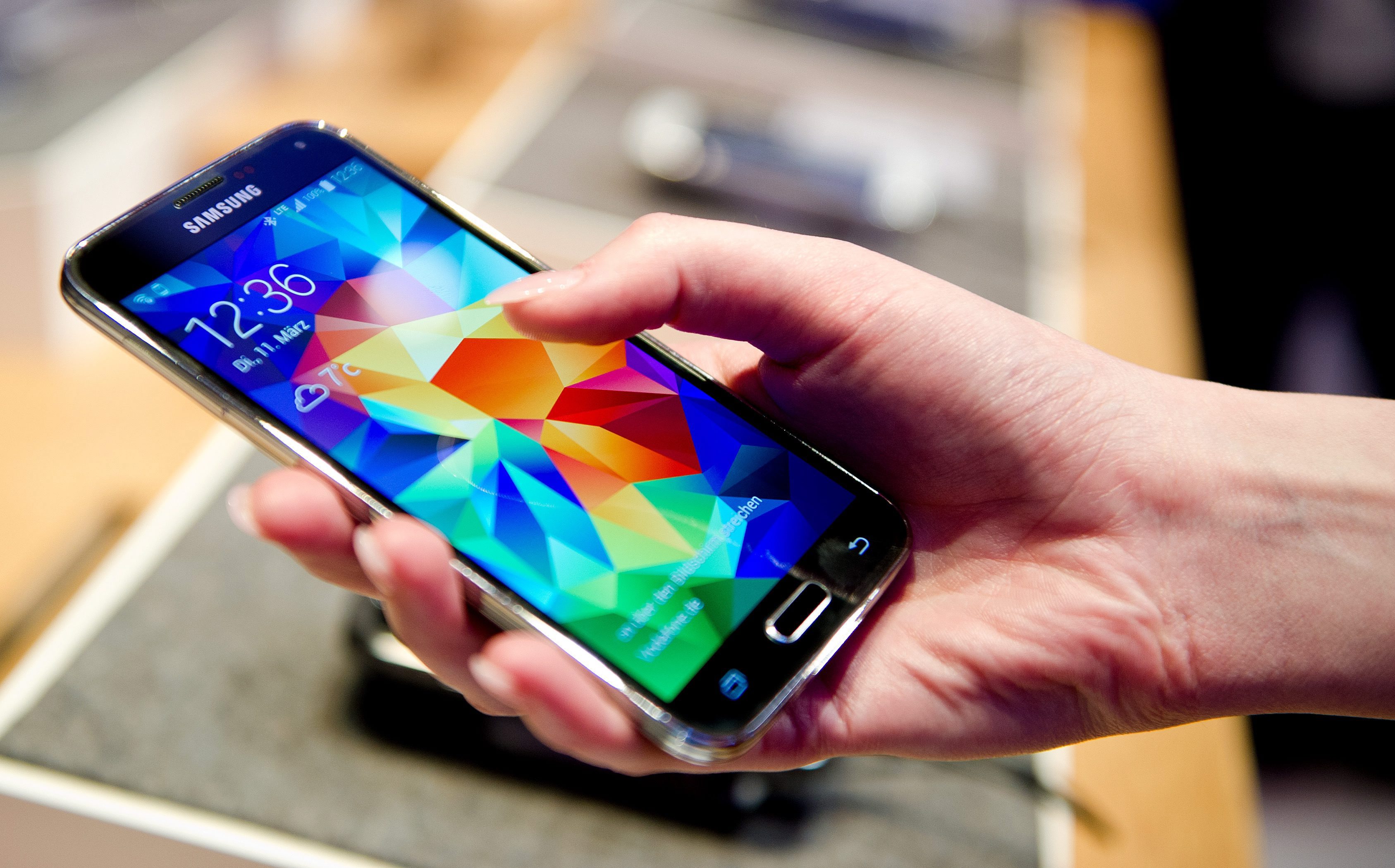 Samsung съди вестник за негативна статия за S5