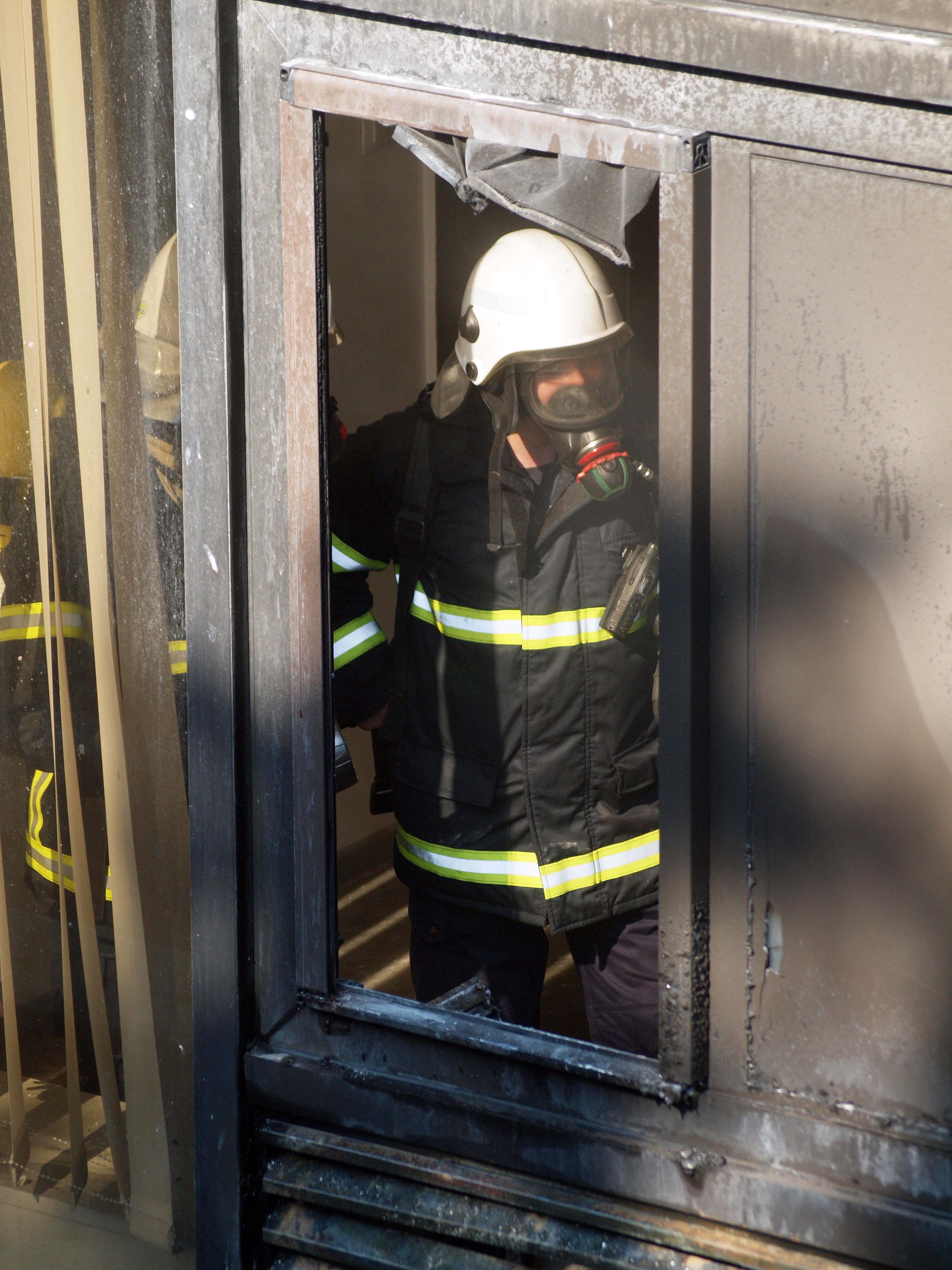 Евакуираха 15 души заради пламнал асансьор в Студентски град