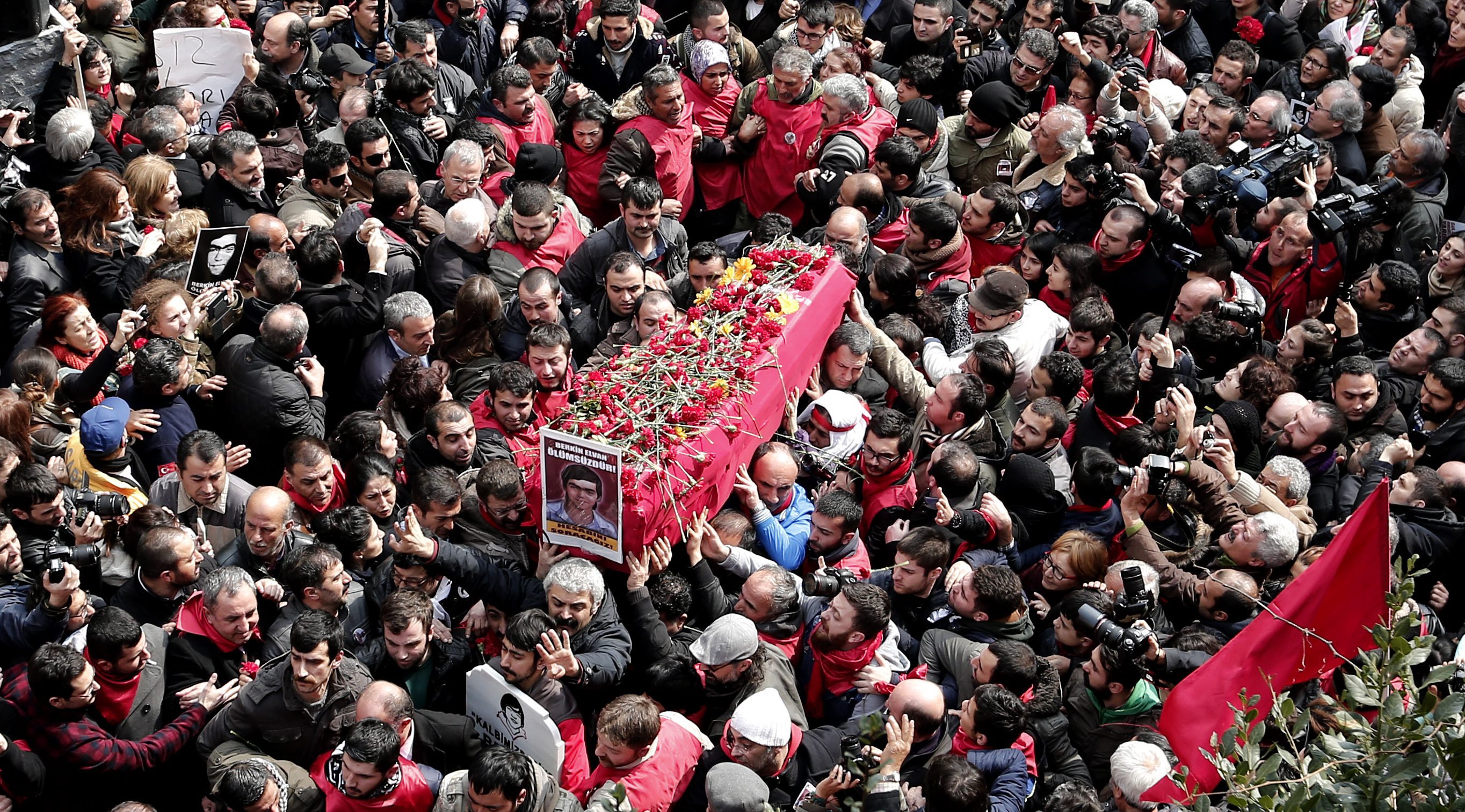 Погребение и масови сблъсъци в Турция (снимки)