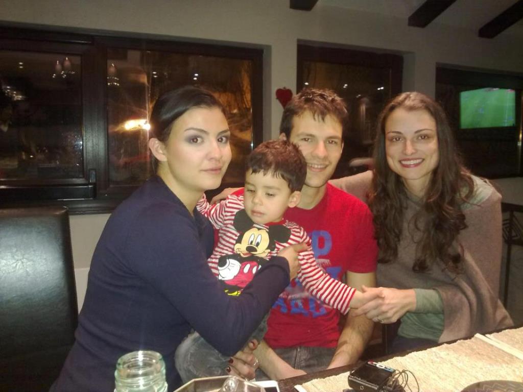 Десислава Цонева със сина си Янчо и приятели
