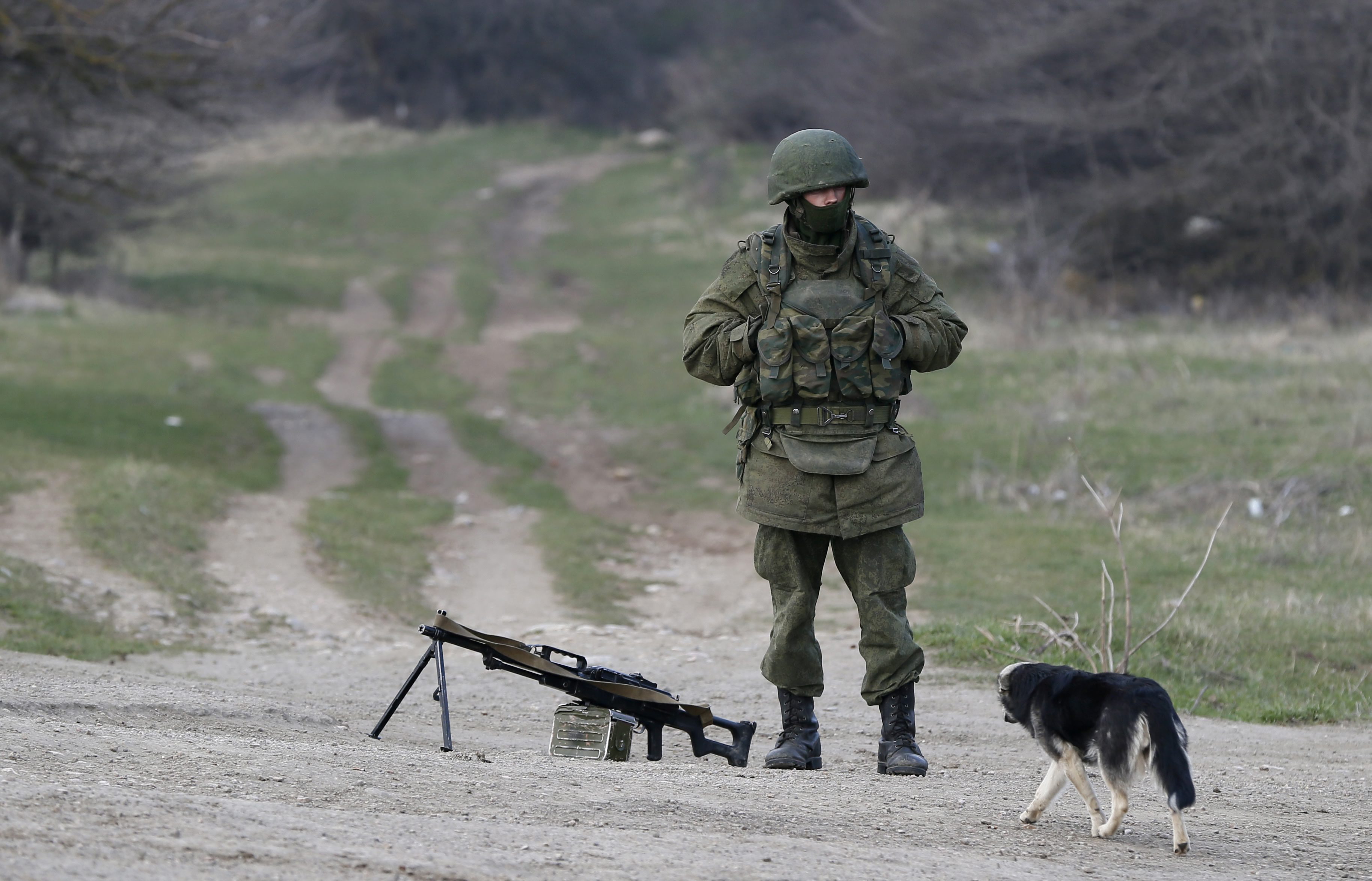 Про вежливые люди. Вежливые люди. Кот солдат. Вежливый солдат. Вежливые люди в Крыму с котом.