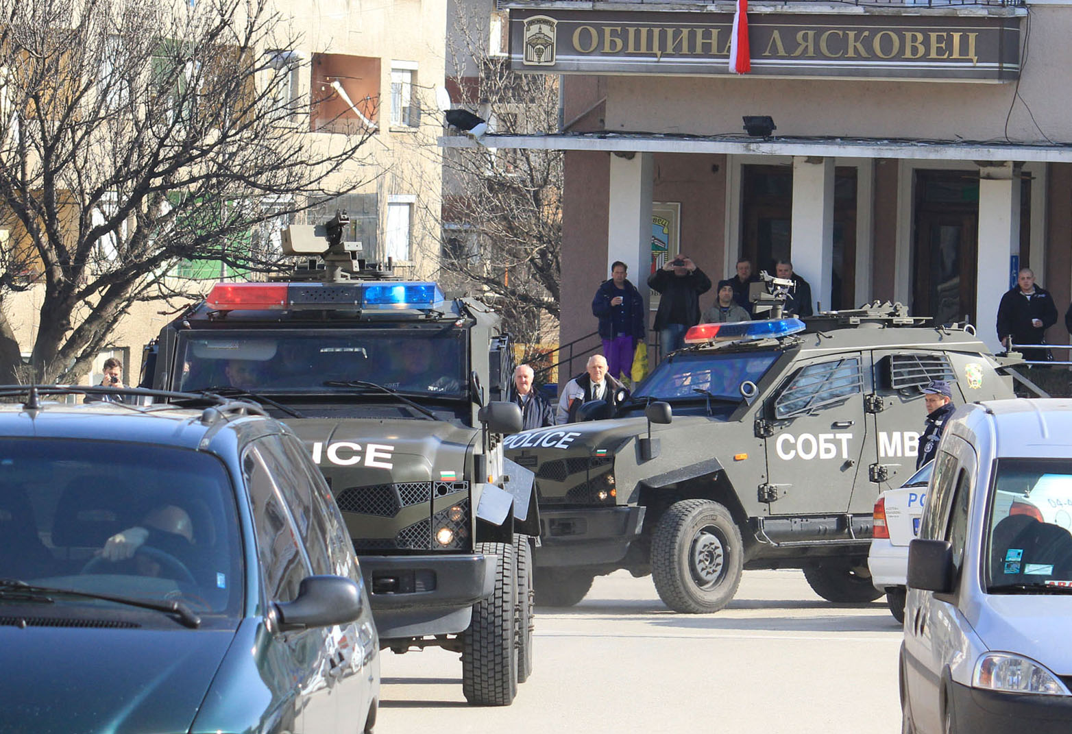 Полиция пред общината в Лясковец