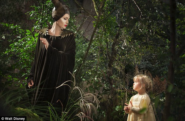 Анджелина Джоли и дъщеря й Вивиън в ролята на малката принцеса Аврора