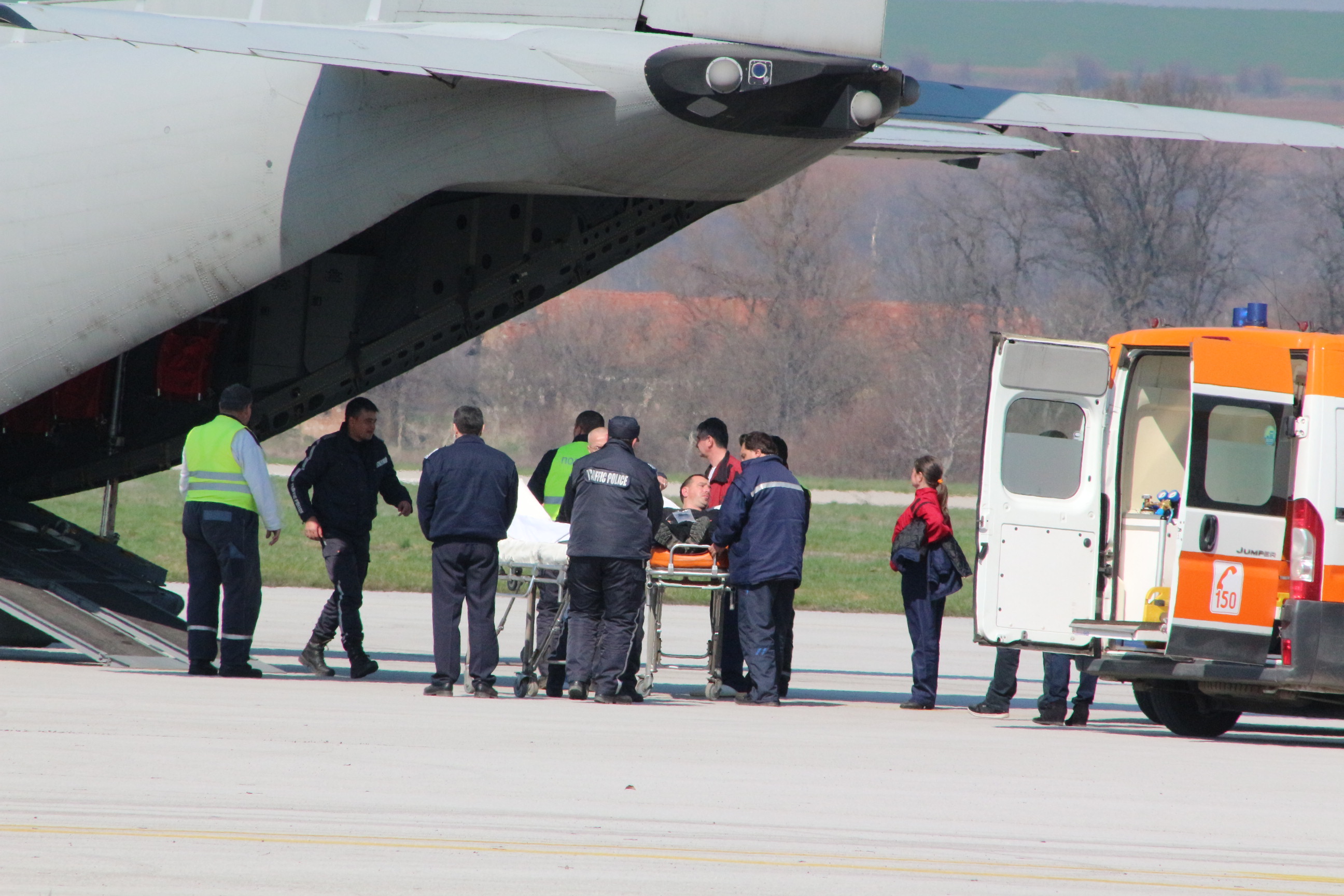 Самолетът ”Спартан” транспортира ранените полицаи