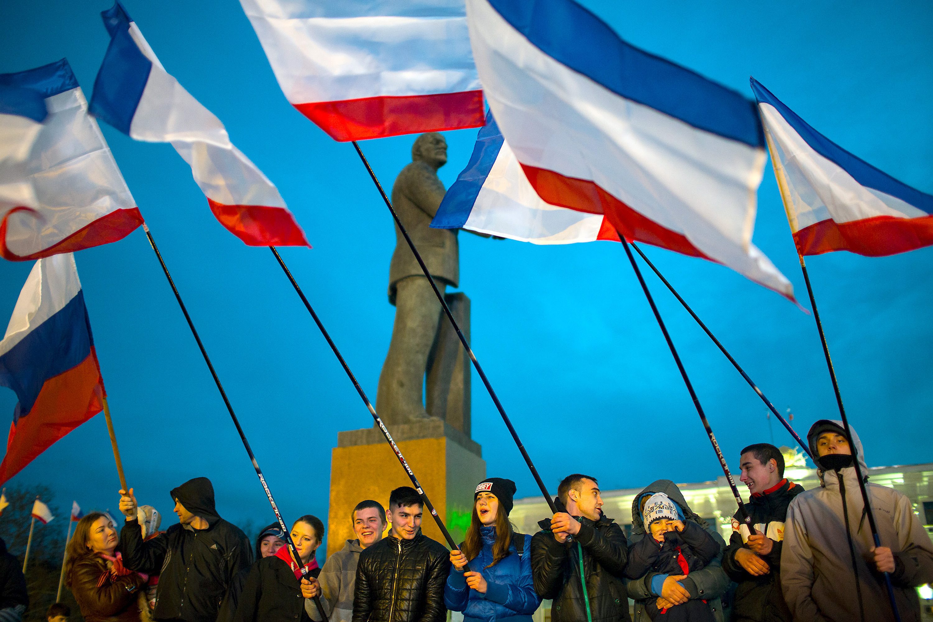 В дена на референдума в Симферопол празнуваха и развяваха руски знамена
