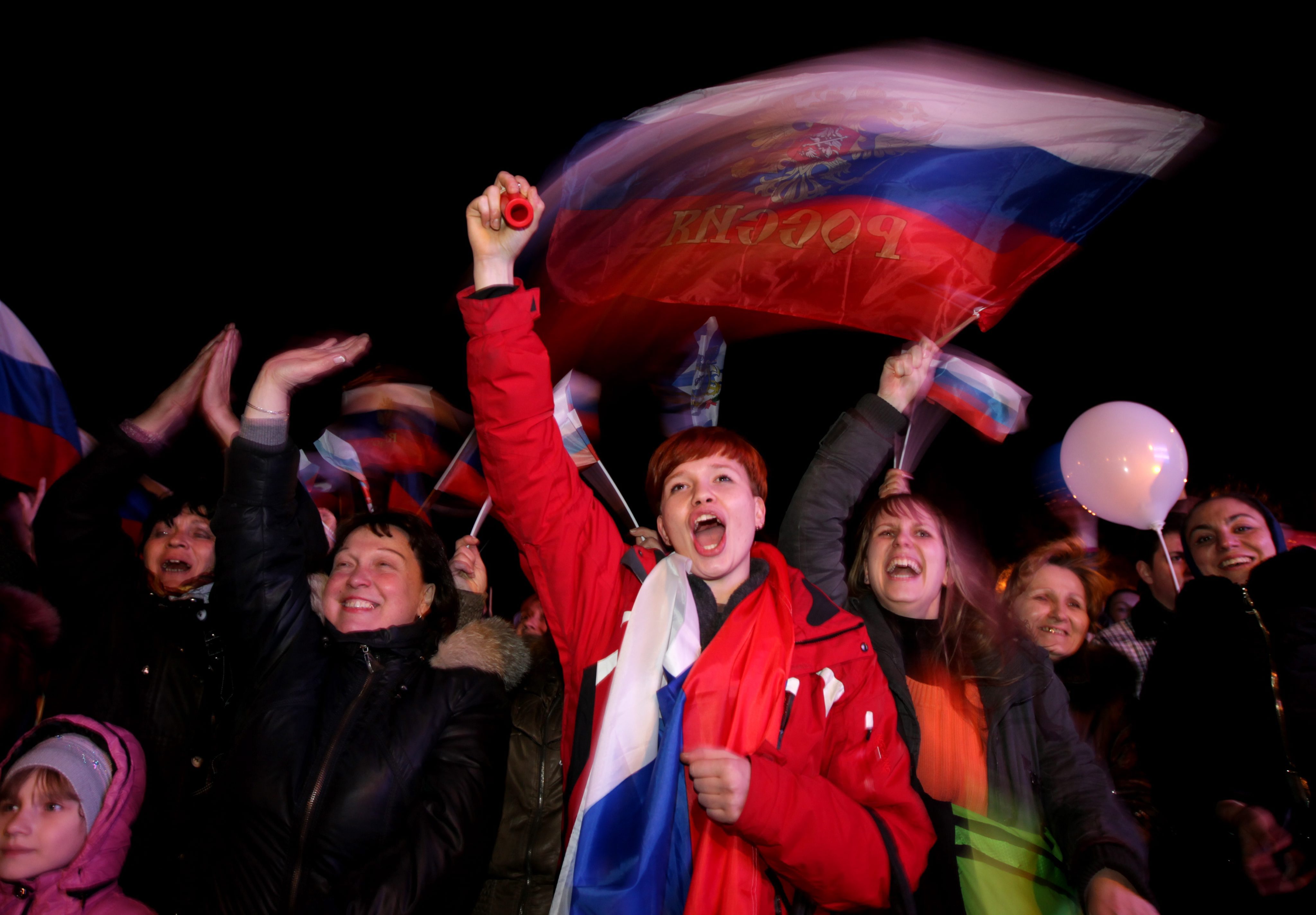 Множеството на площад ”Ленин” в Симферопол запя руския химн след обявяването на резултатите