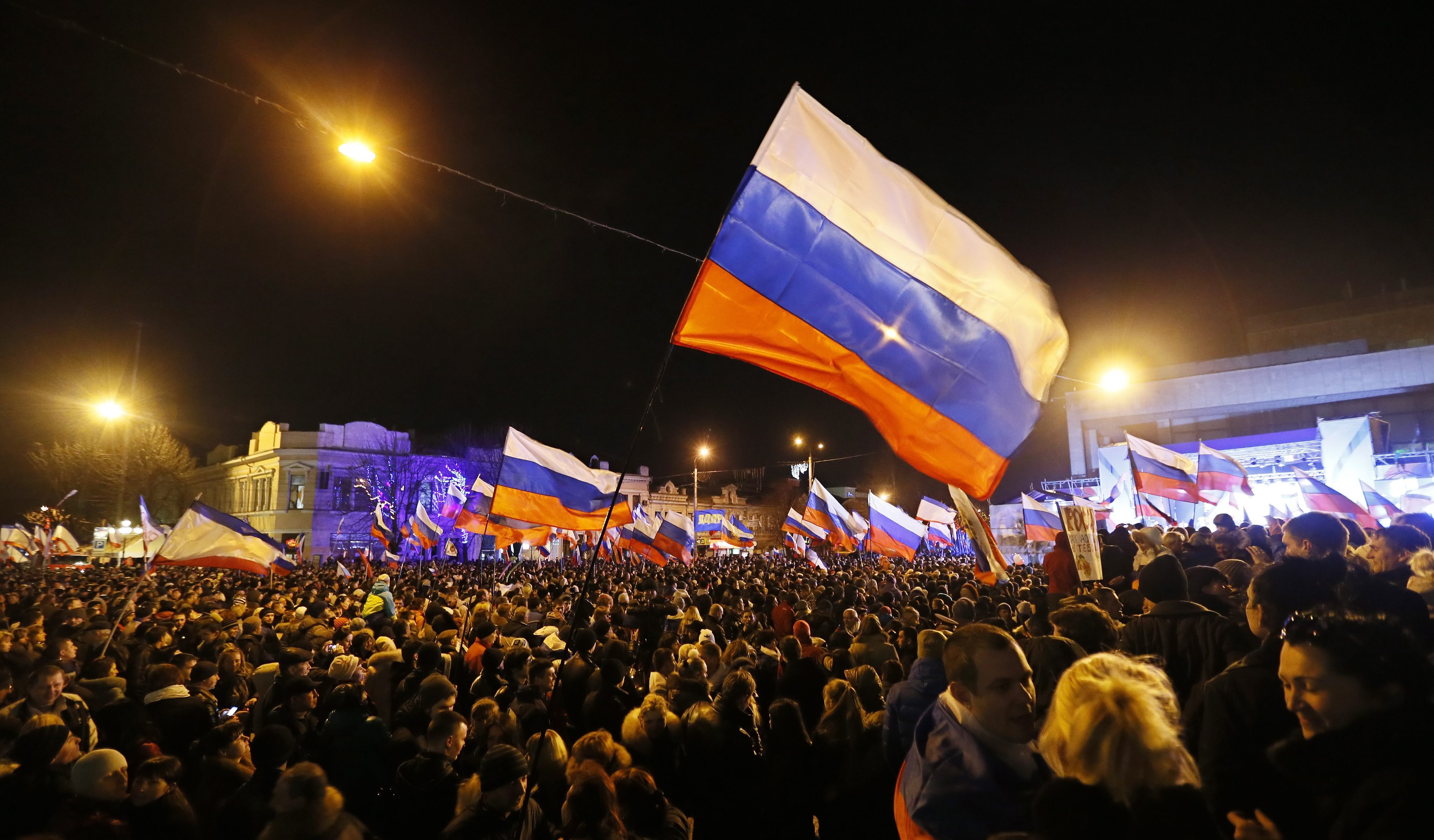 Множеството на площад ”Ленин” в Симферопол запя руския химн
