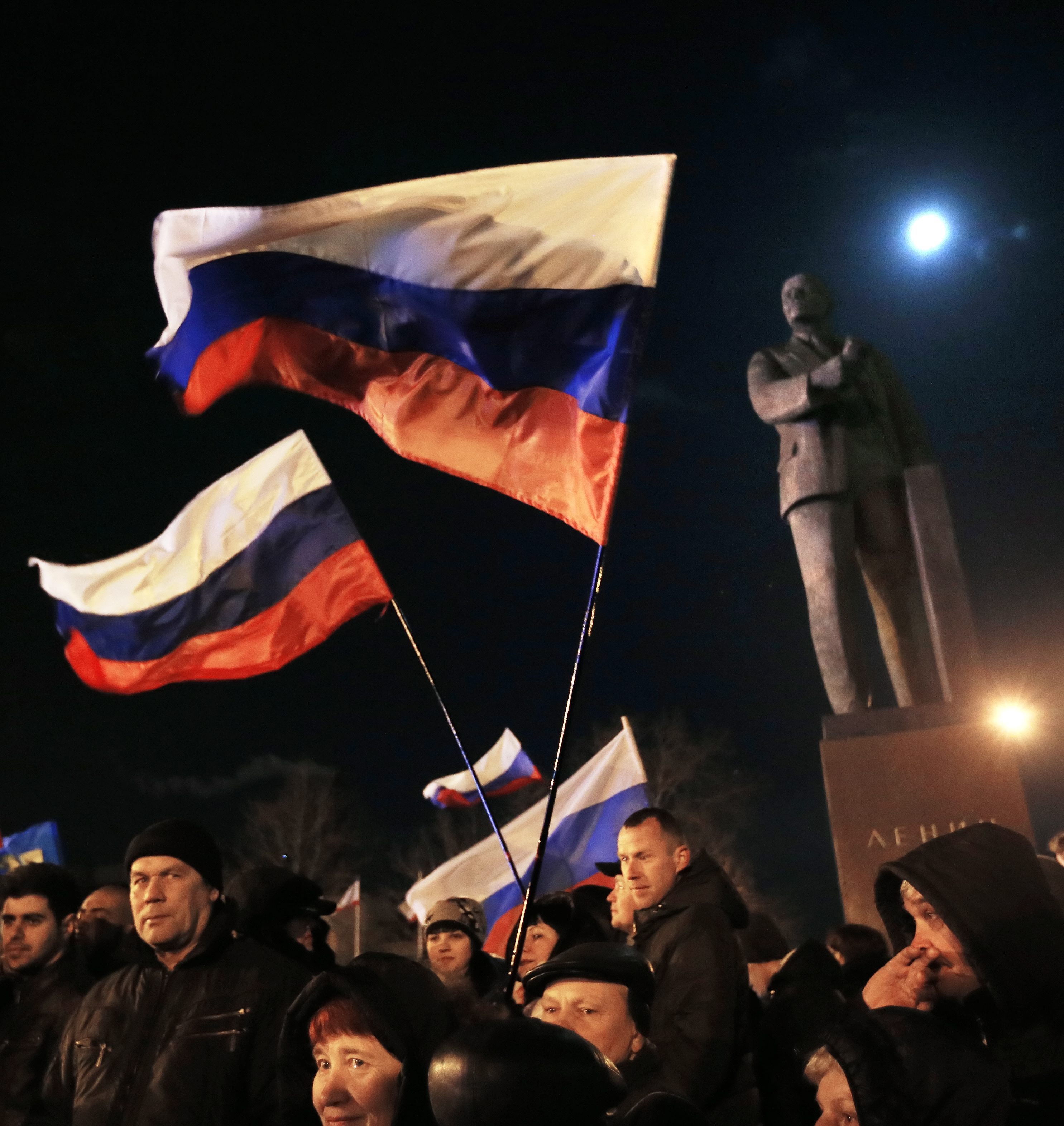 Руски знамена се развяват на площад ”Ленин”