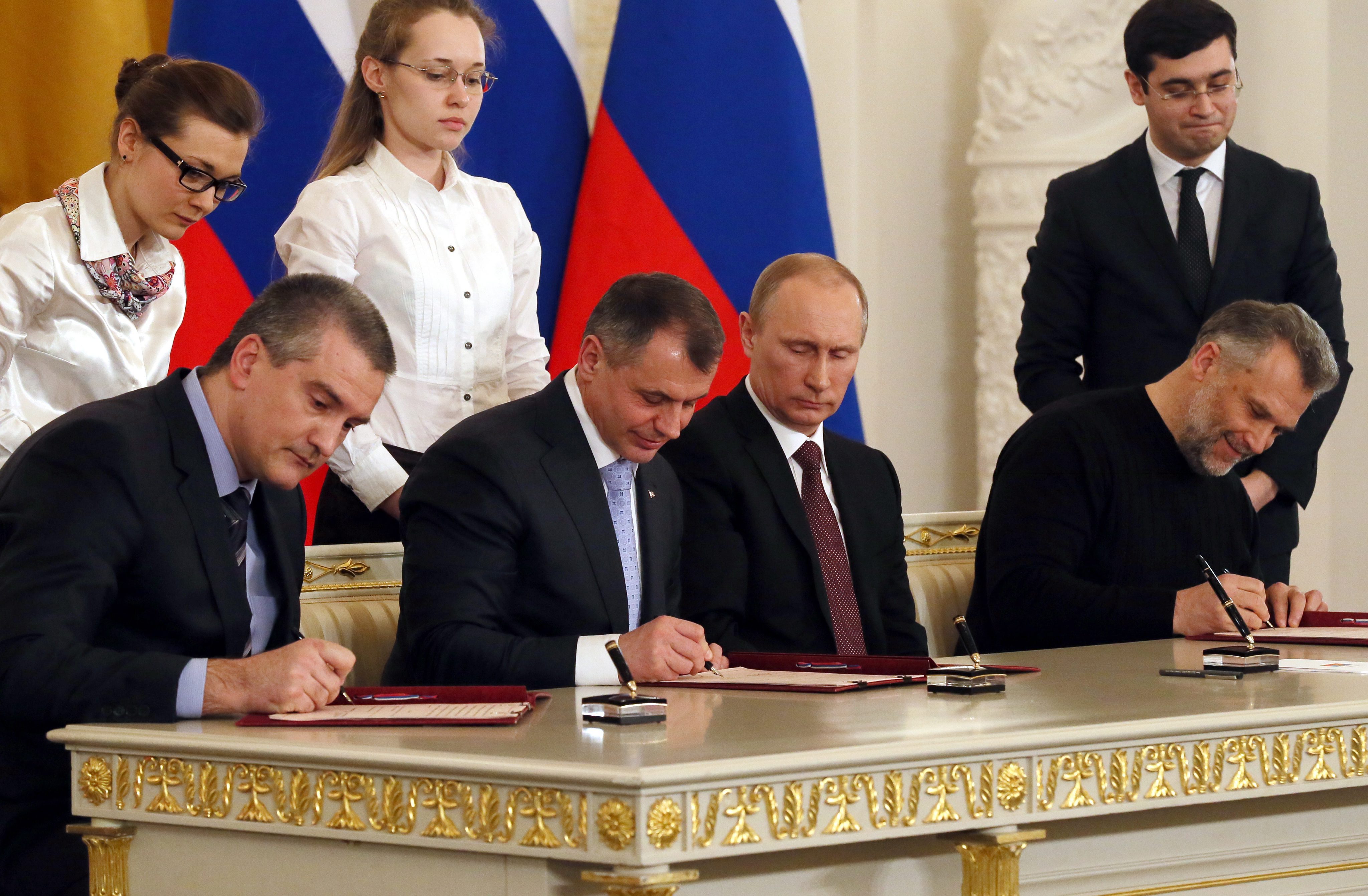 Крим и Севастопол подписаха договора за влизане в Русия