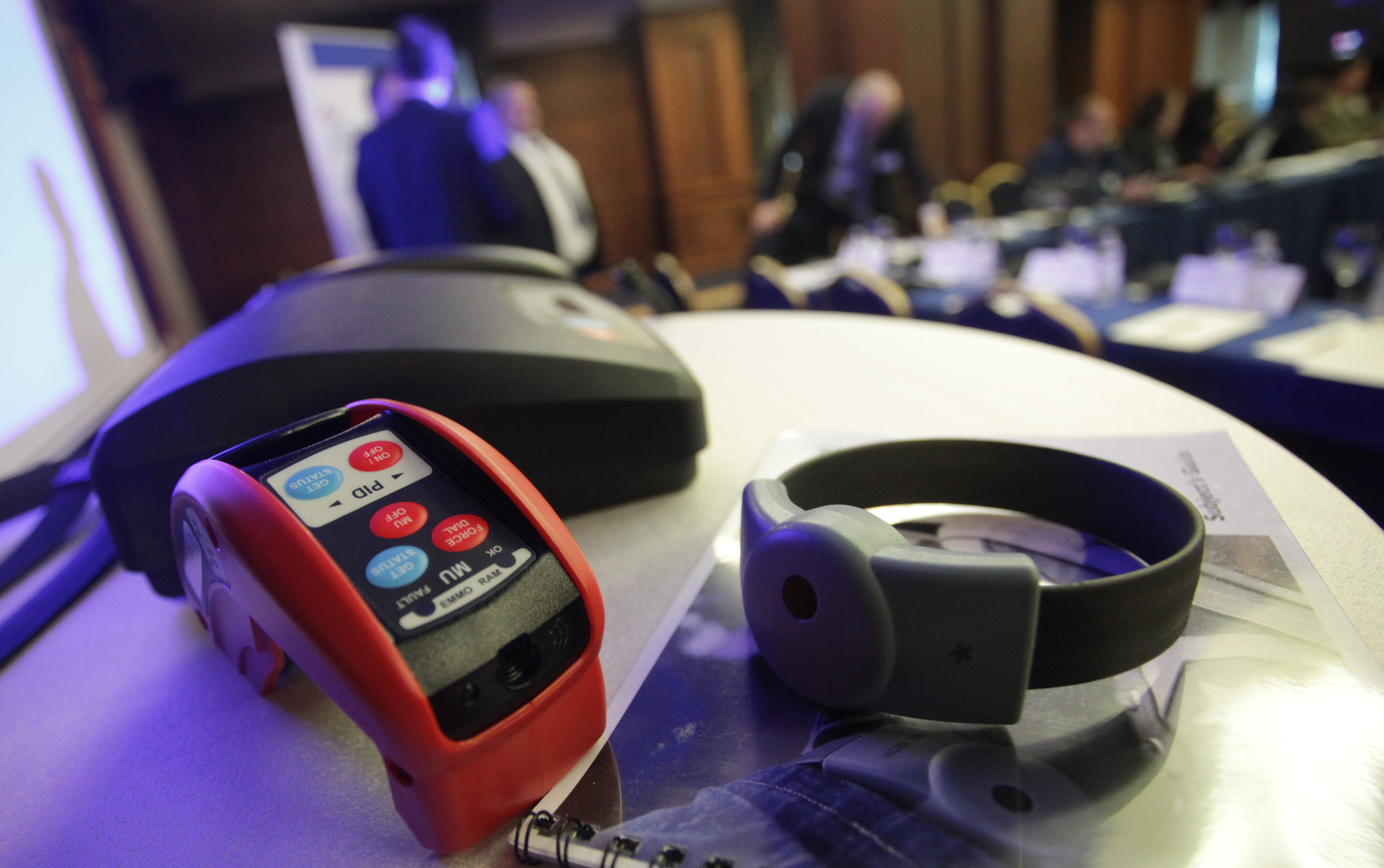 Ще слагат електронни гривни на осъдени (снимки)