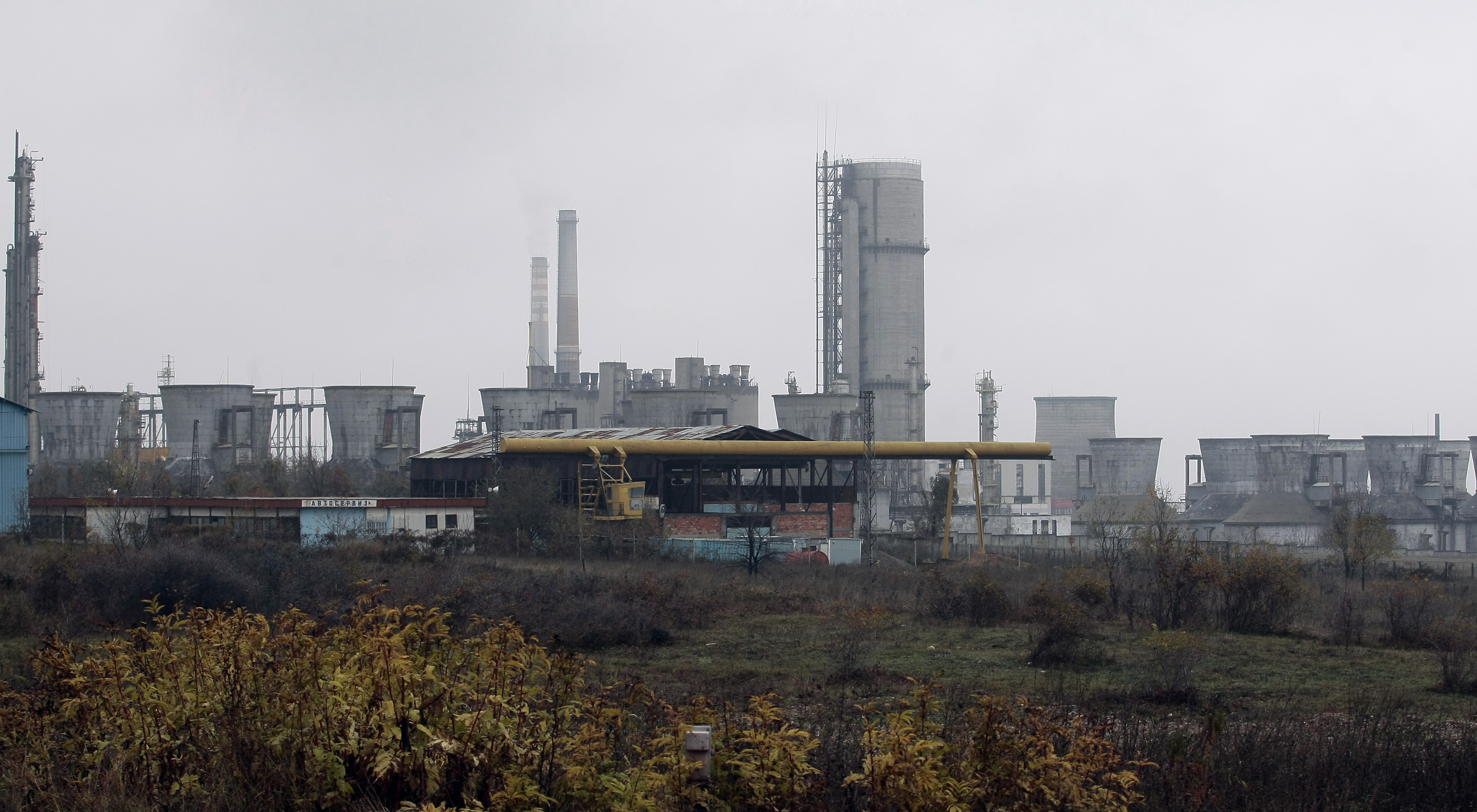 На територията на бившия завод Химко във Враца се съхраняват