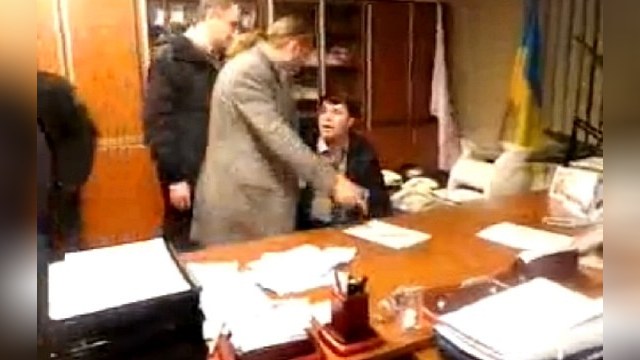 Депутати екстремисти бият телевизионен шеф в Киев (видео)