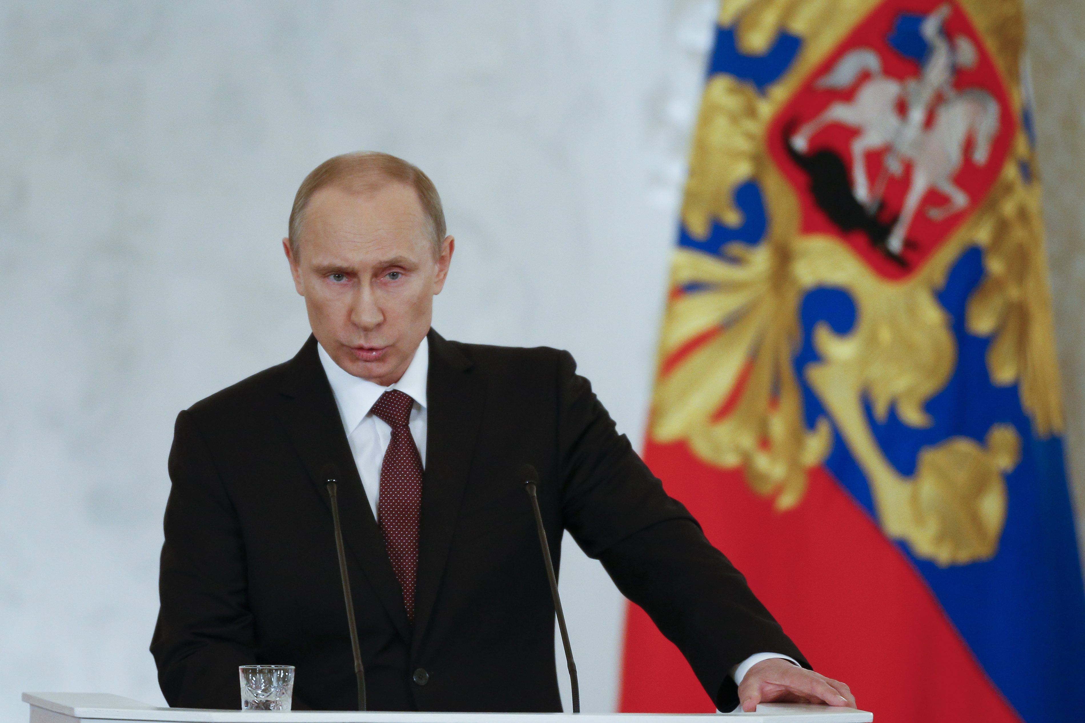 Путин сега е немислимо могъщ. Той не се нуждае от ядрени бомби, смята Синклер