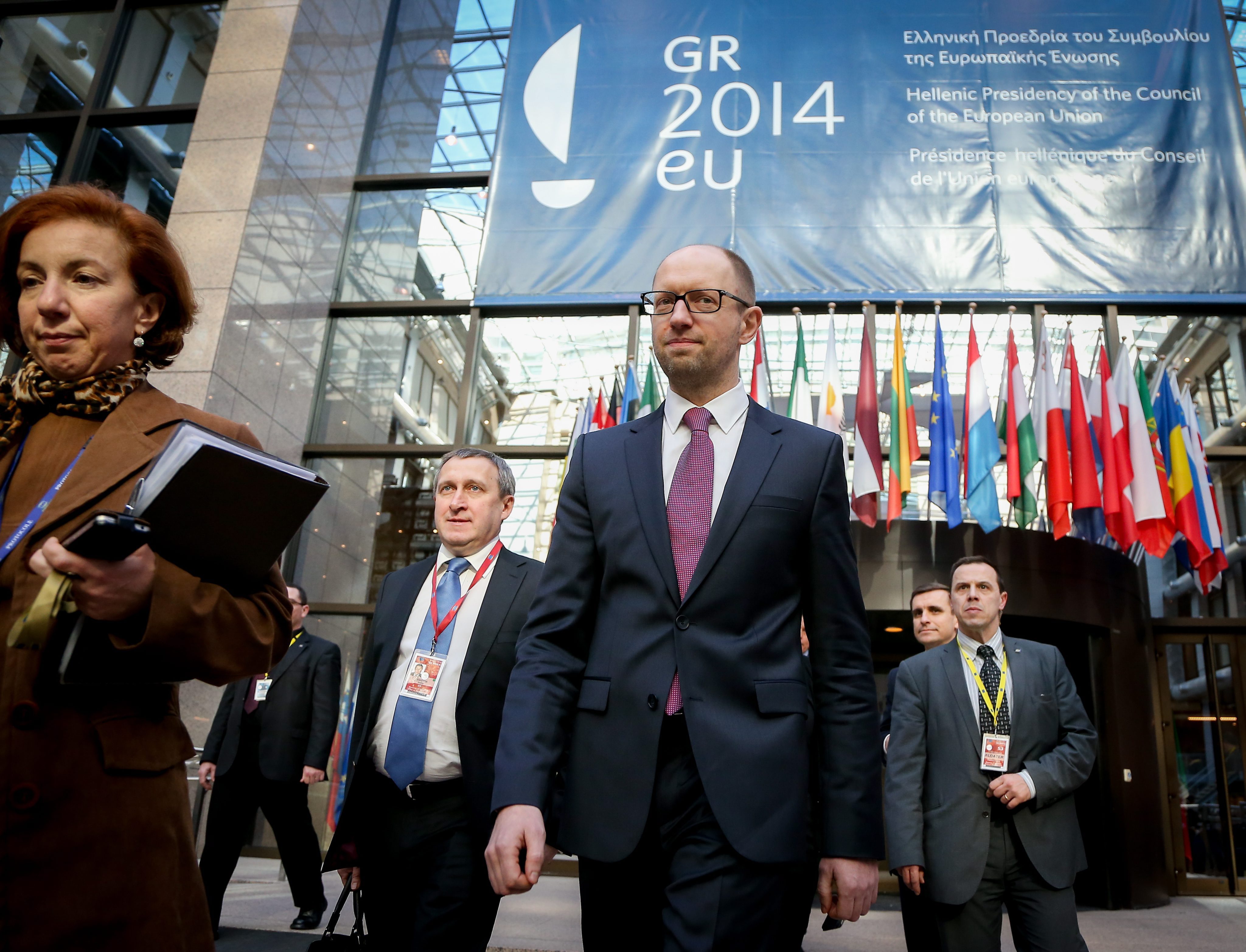 Украйна няма да въвежда визи за руснаци, ще се бори за Крим