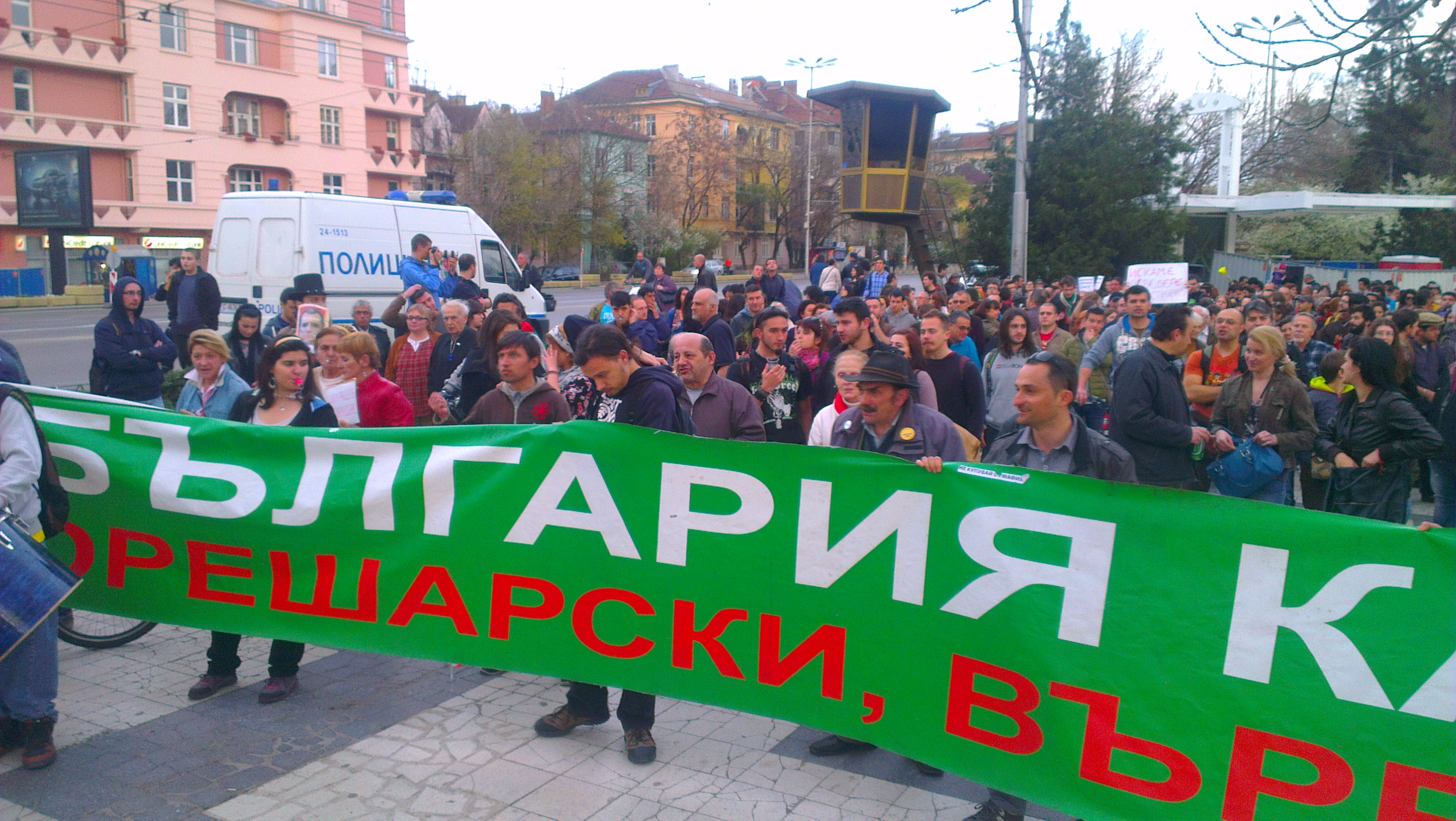 Към екозащитниците се присъединиха и традиционно протестиращите срещу кабинета
