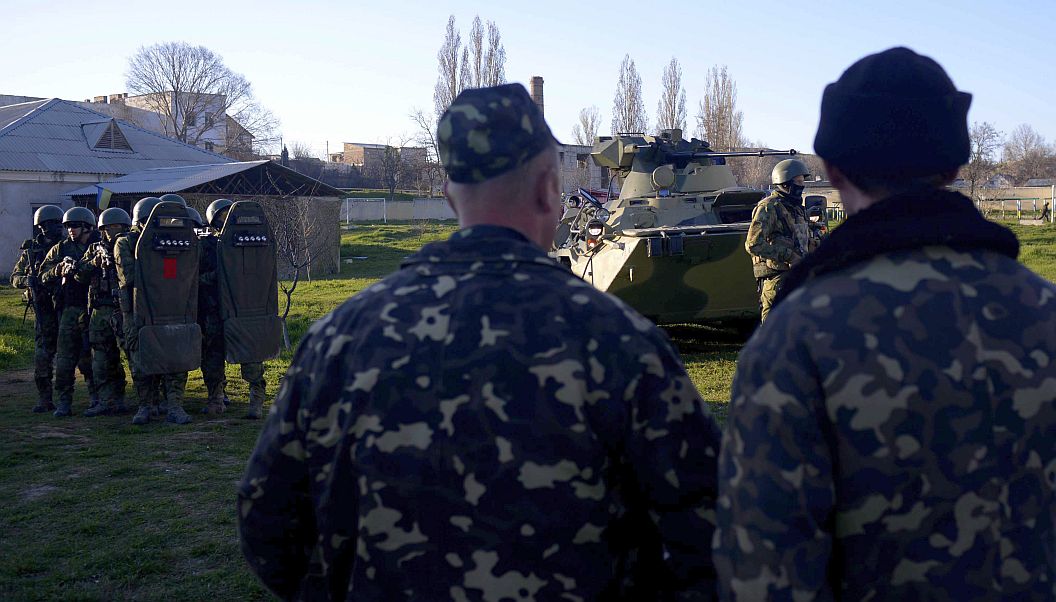 Руски военни превзеха украинска база в Крим