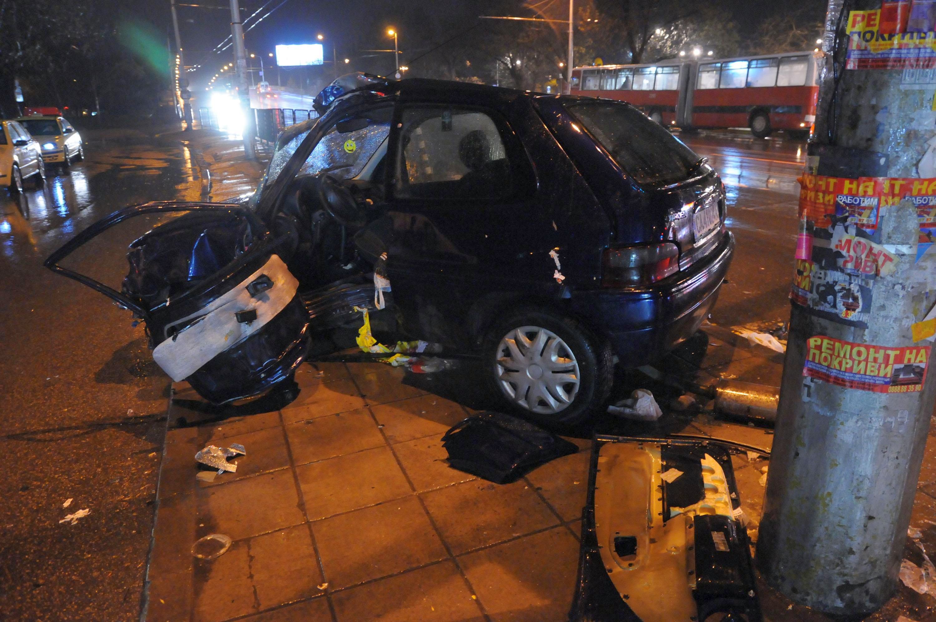 Шофьорка помете на тротоар майка с дете и мъж (снимки)