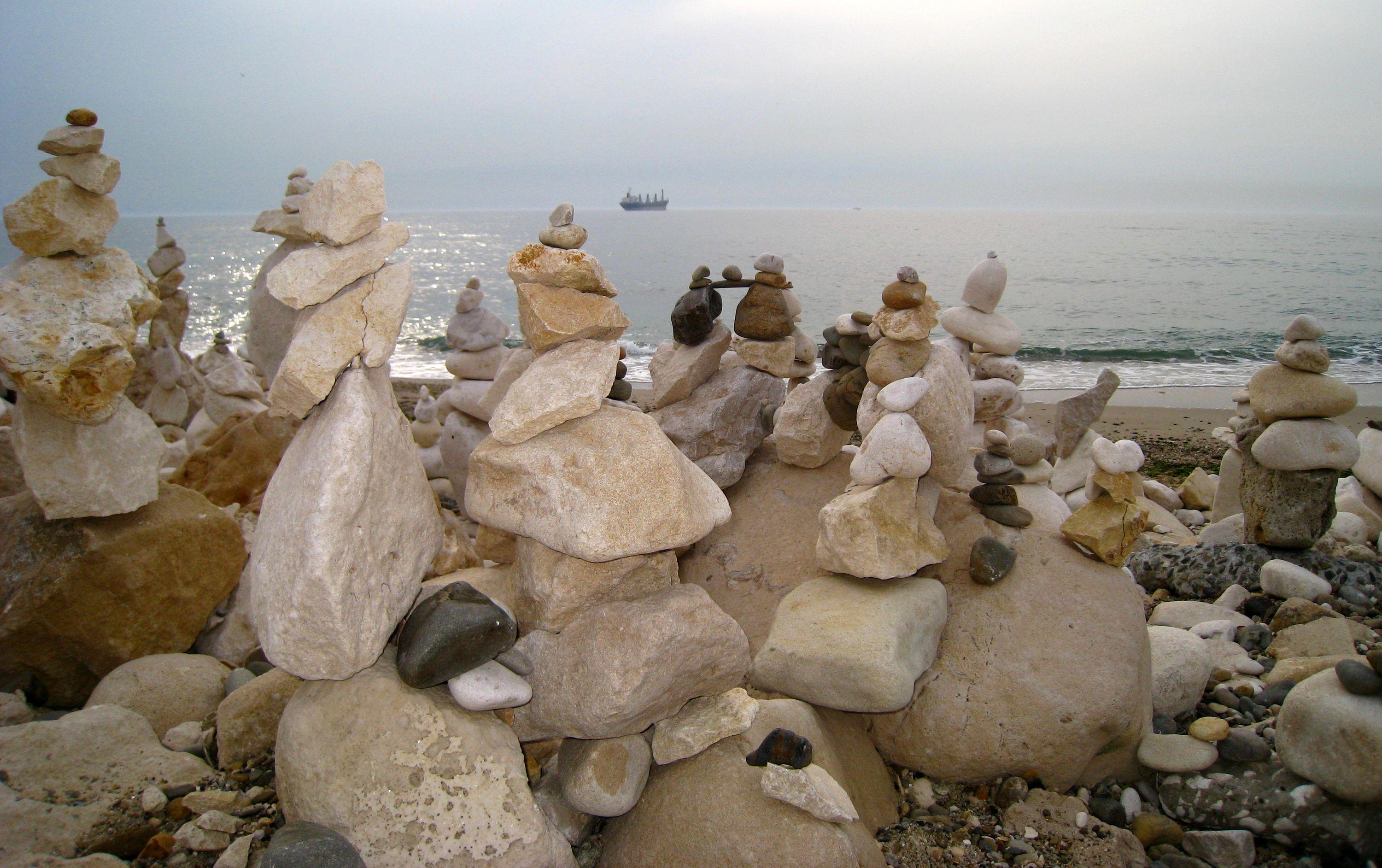 Каменна гора зарадва варненци на плажа (снимки)