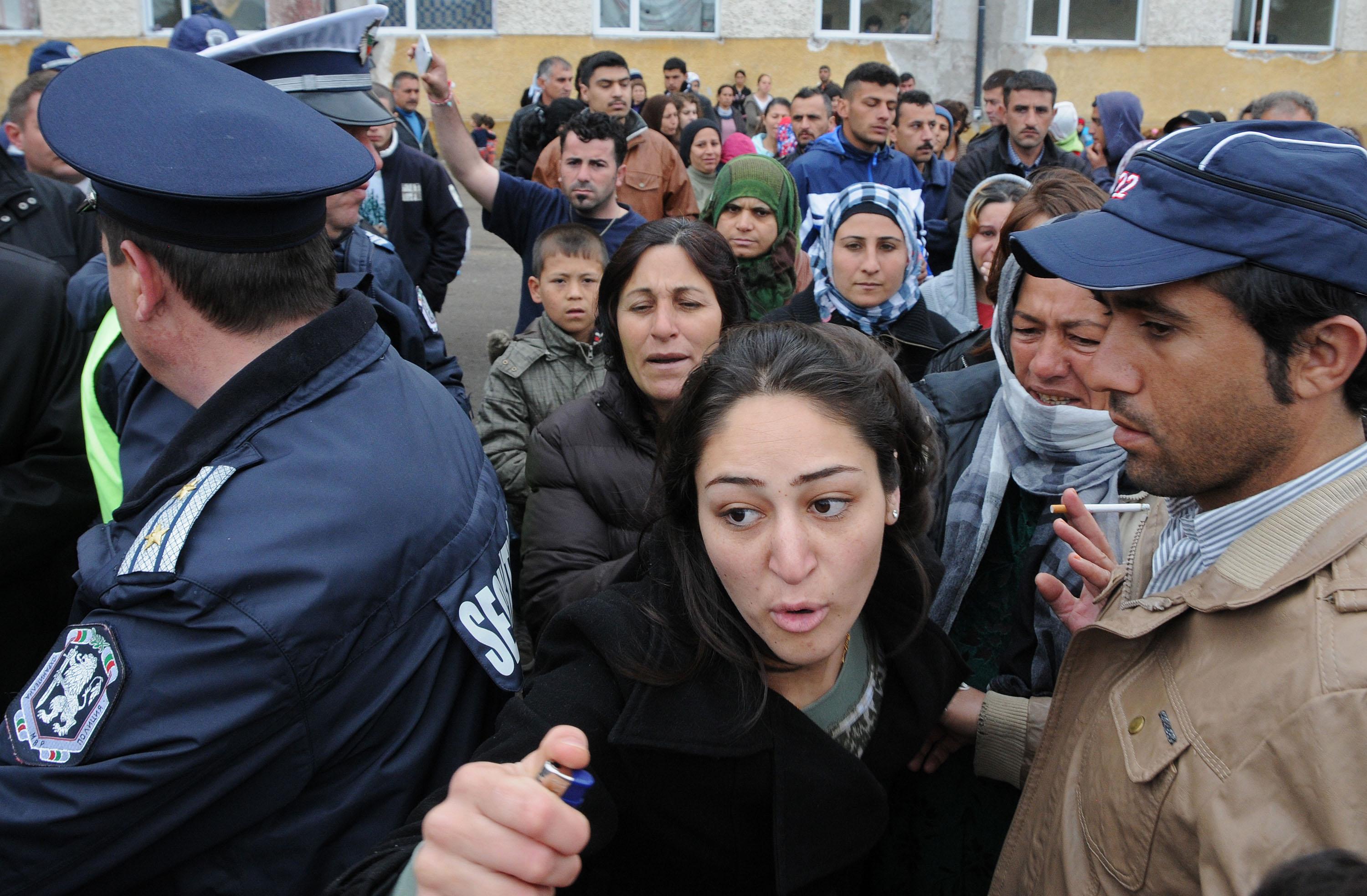 Бежанци посрещнаха Малмстрьом разбунтувани (снимки)