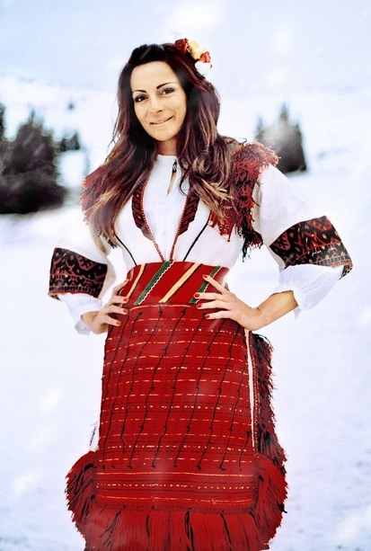 Сани Жекова облече пиринска носия на пистата